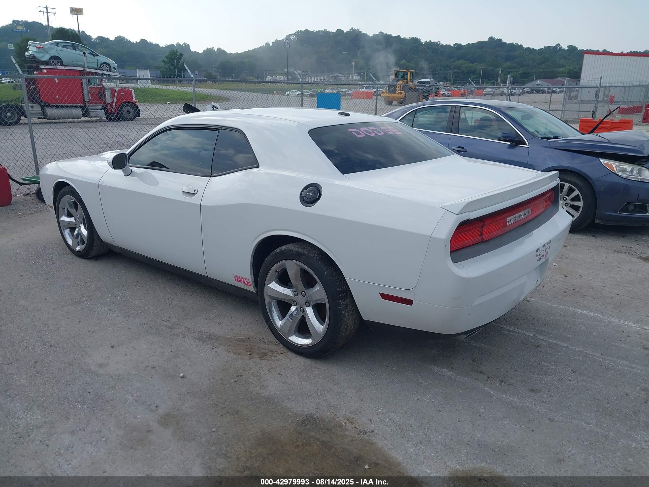DODGE CHALLENGER image 3