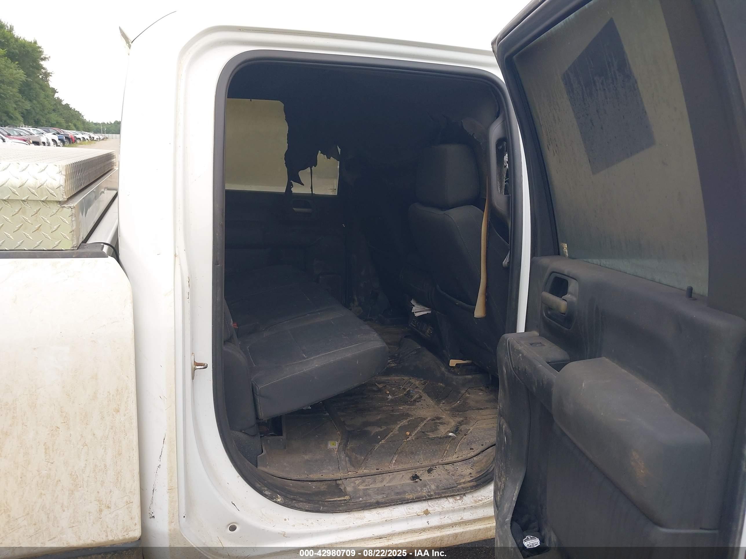 CHEVROLET SILVERADO image 8
