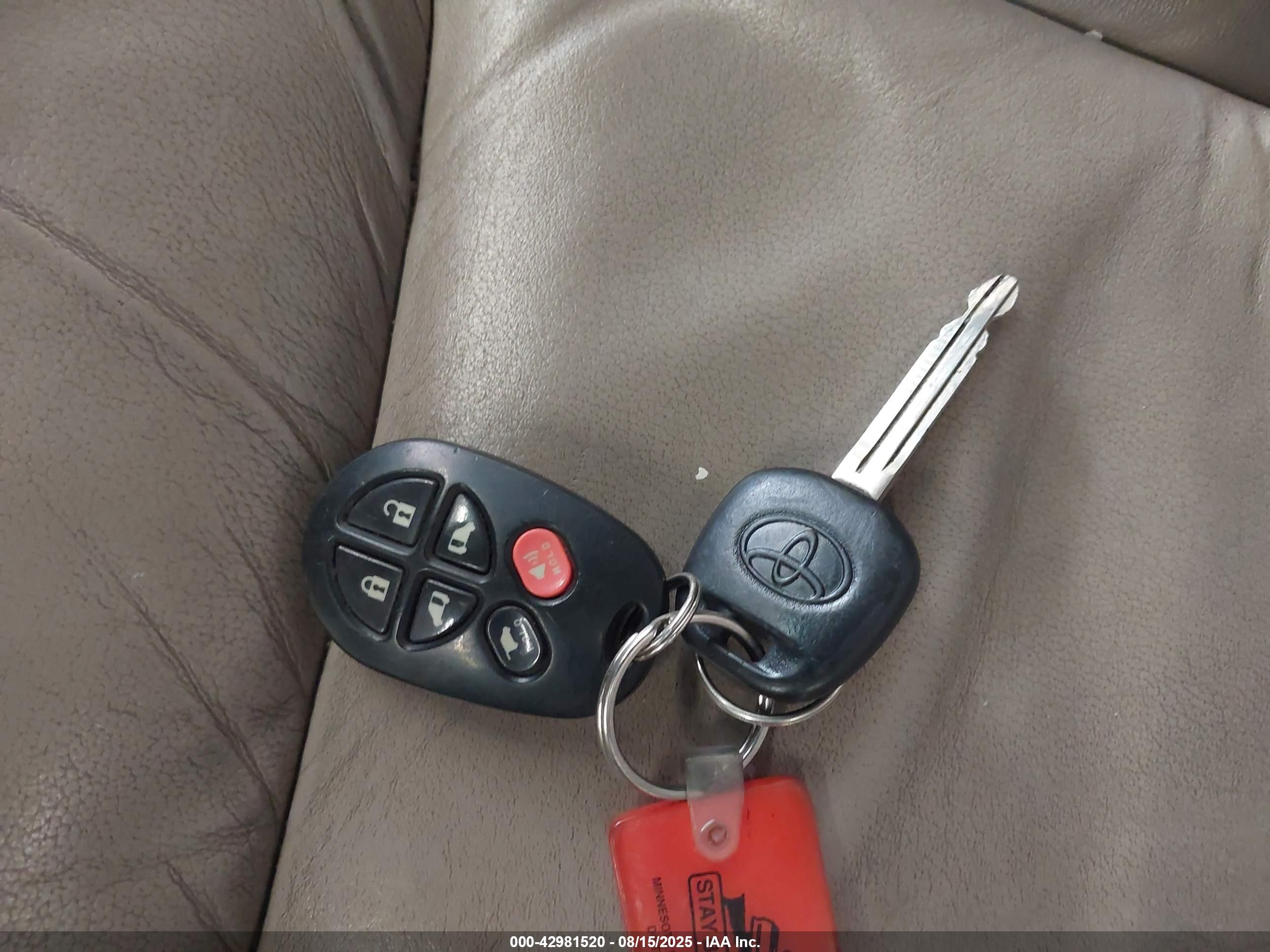 TOYOTA SIENNA image 11