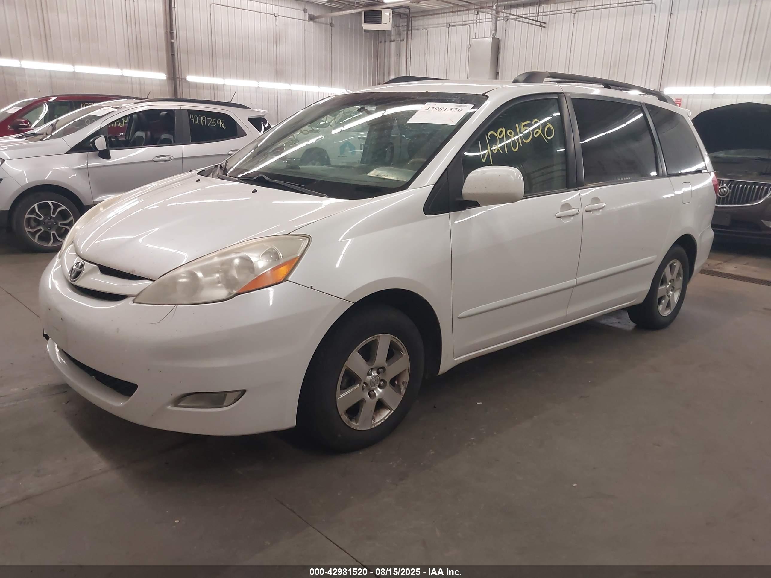 TOYOTA SIENNA image 2