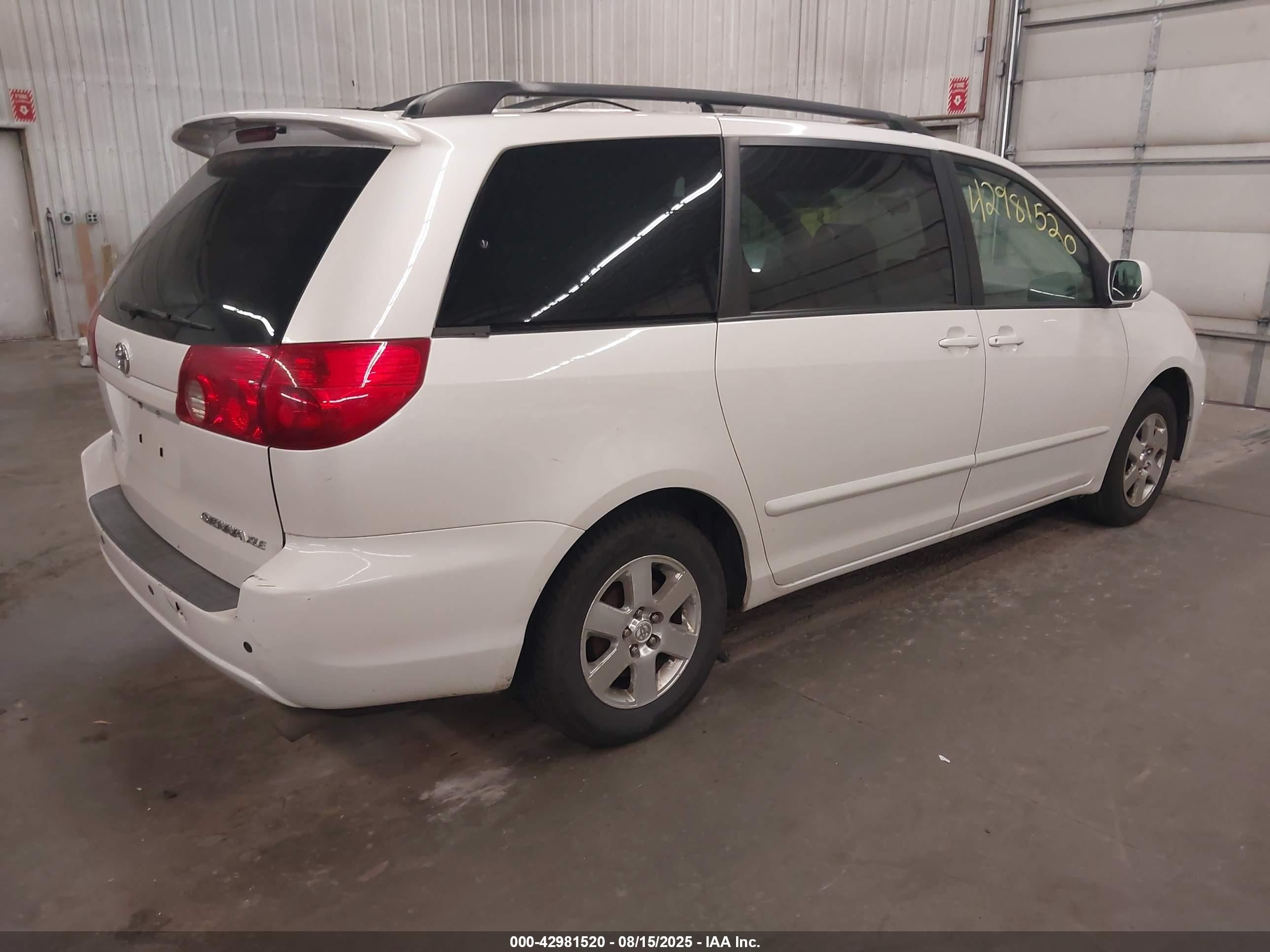 TOYOTA SIENNA image 4