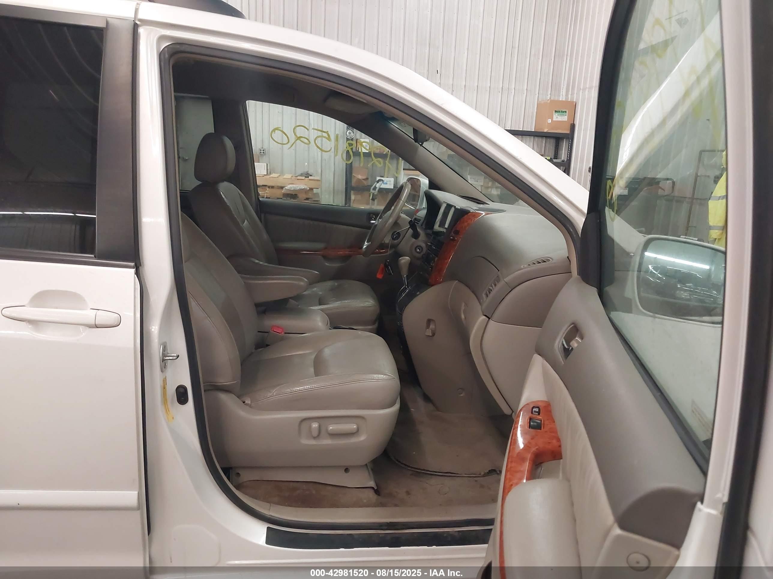 TOYOTA SIENNA image 5