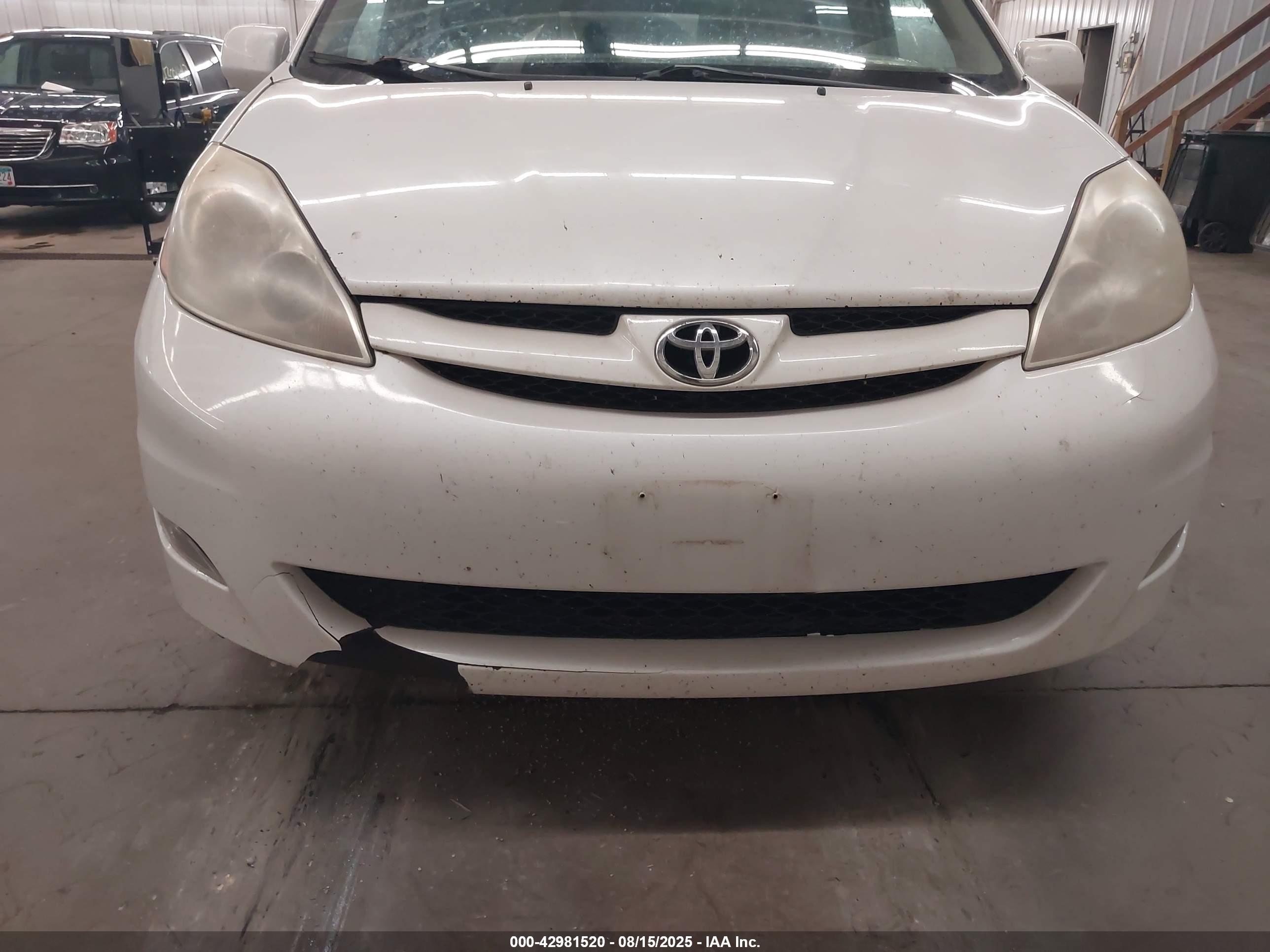 TOYOTA SIENNA image 6