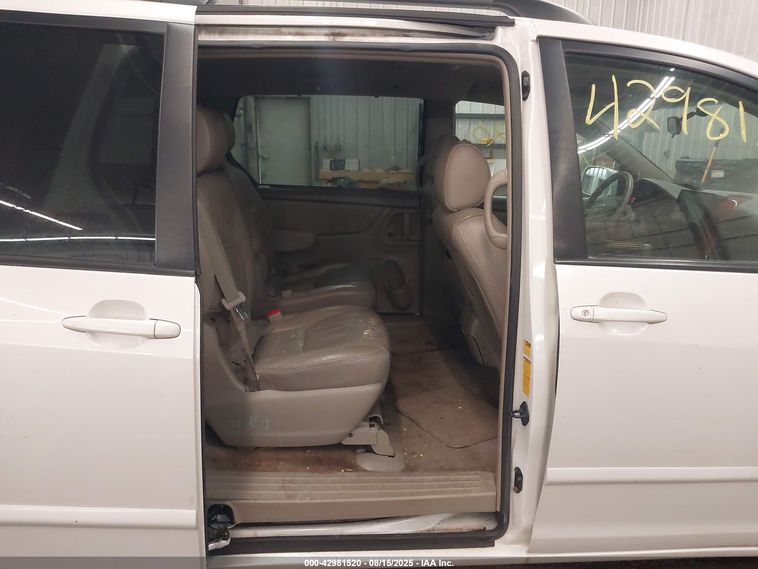 TOYOTA SIENNA image 8