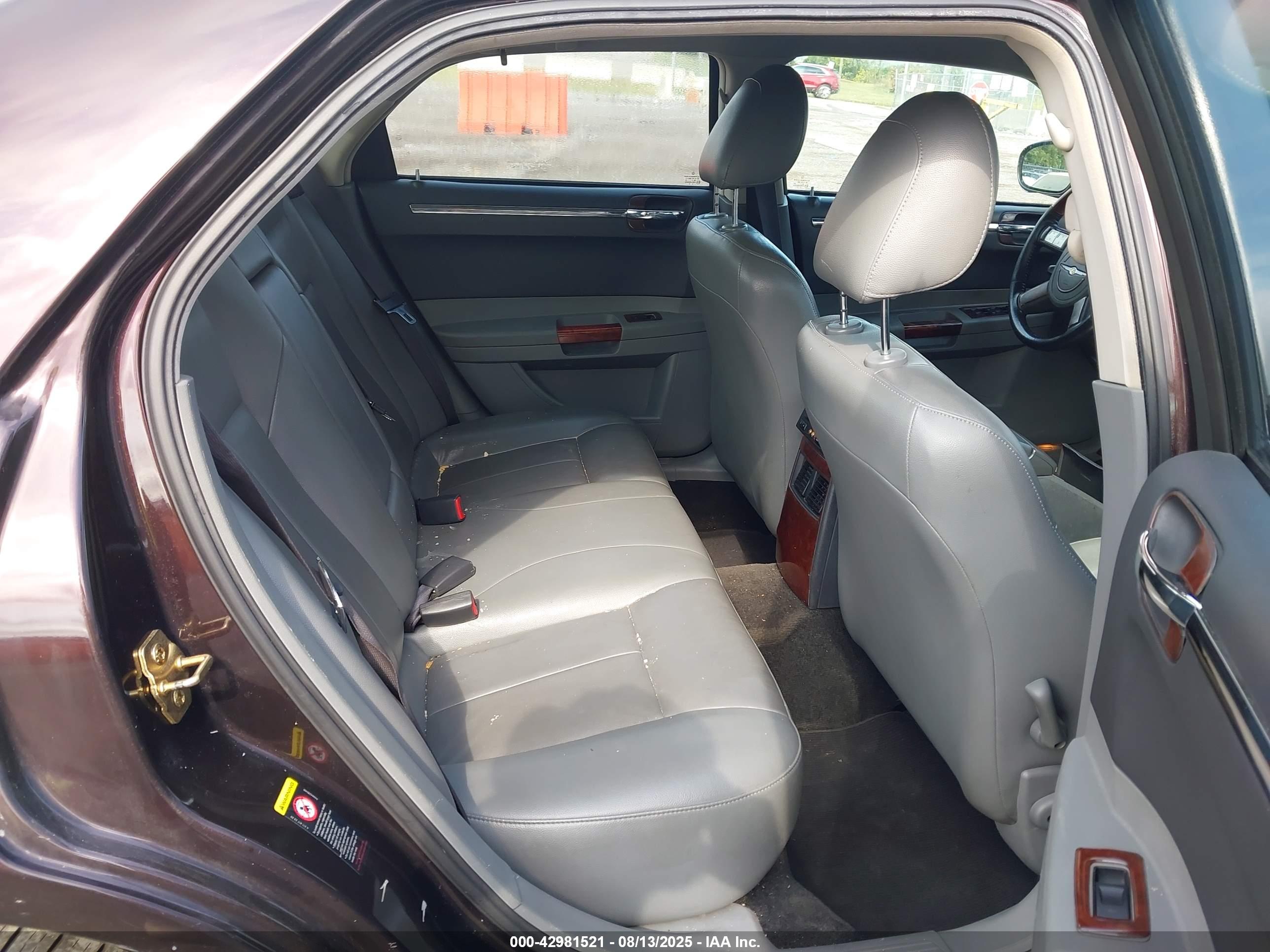 CHRYSLER 300 image 8