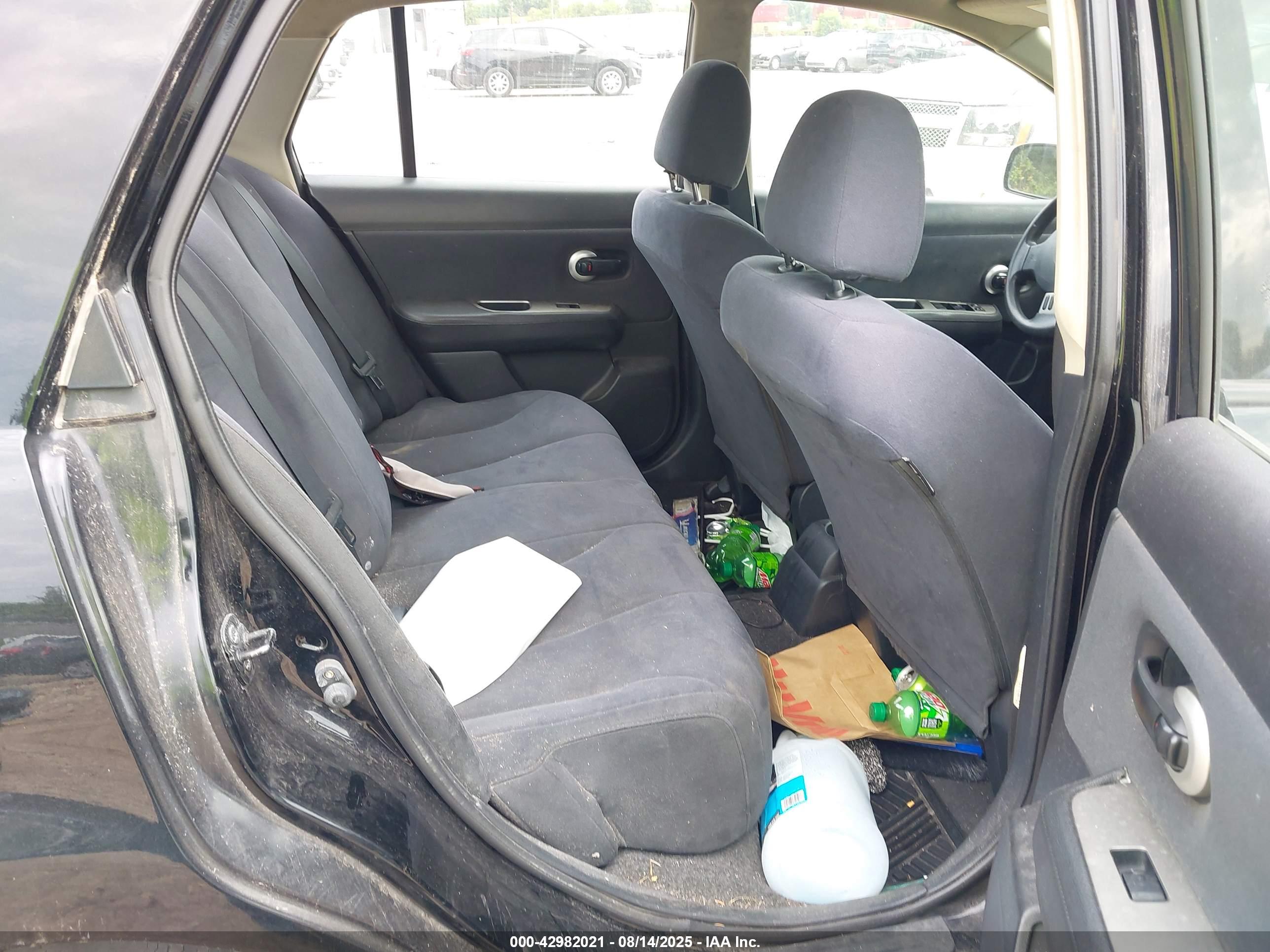 NISSAN VERSA image 8