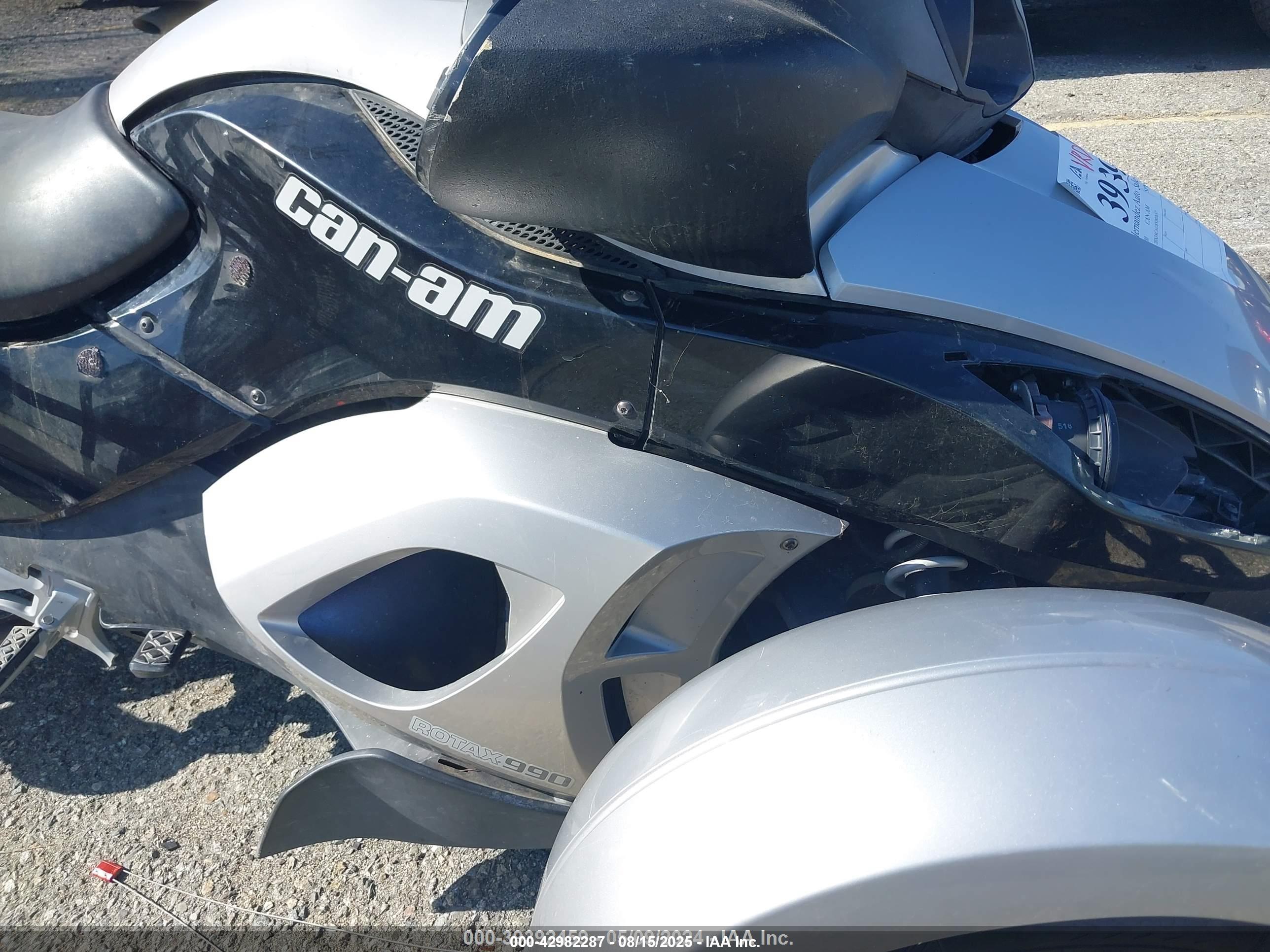CAN-AM SPYDER image 8