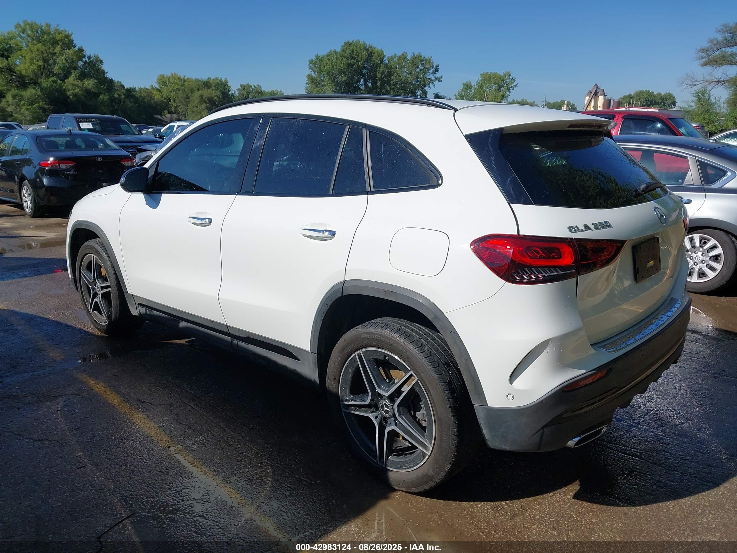 MERCEDES-BENZ GLA image 3