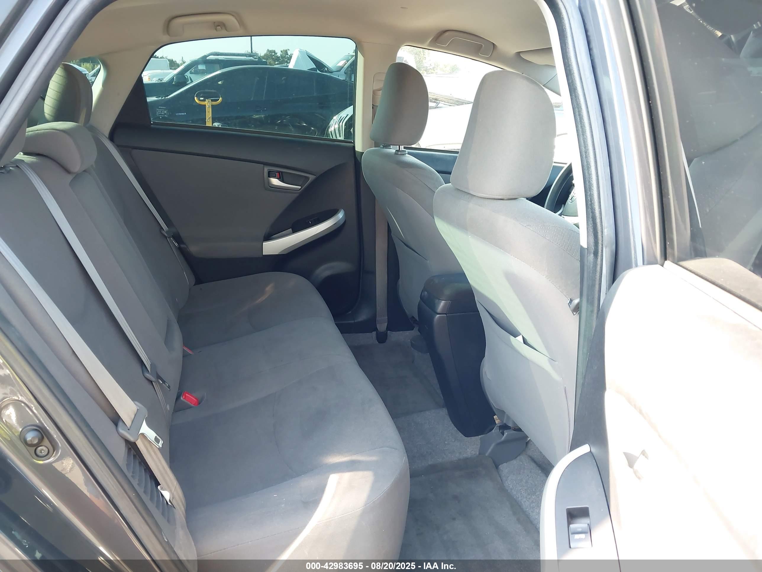 TOYOTA PRIUS image 8