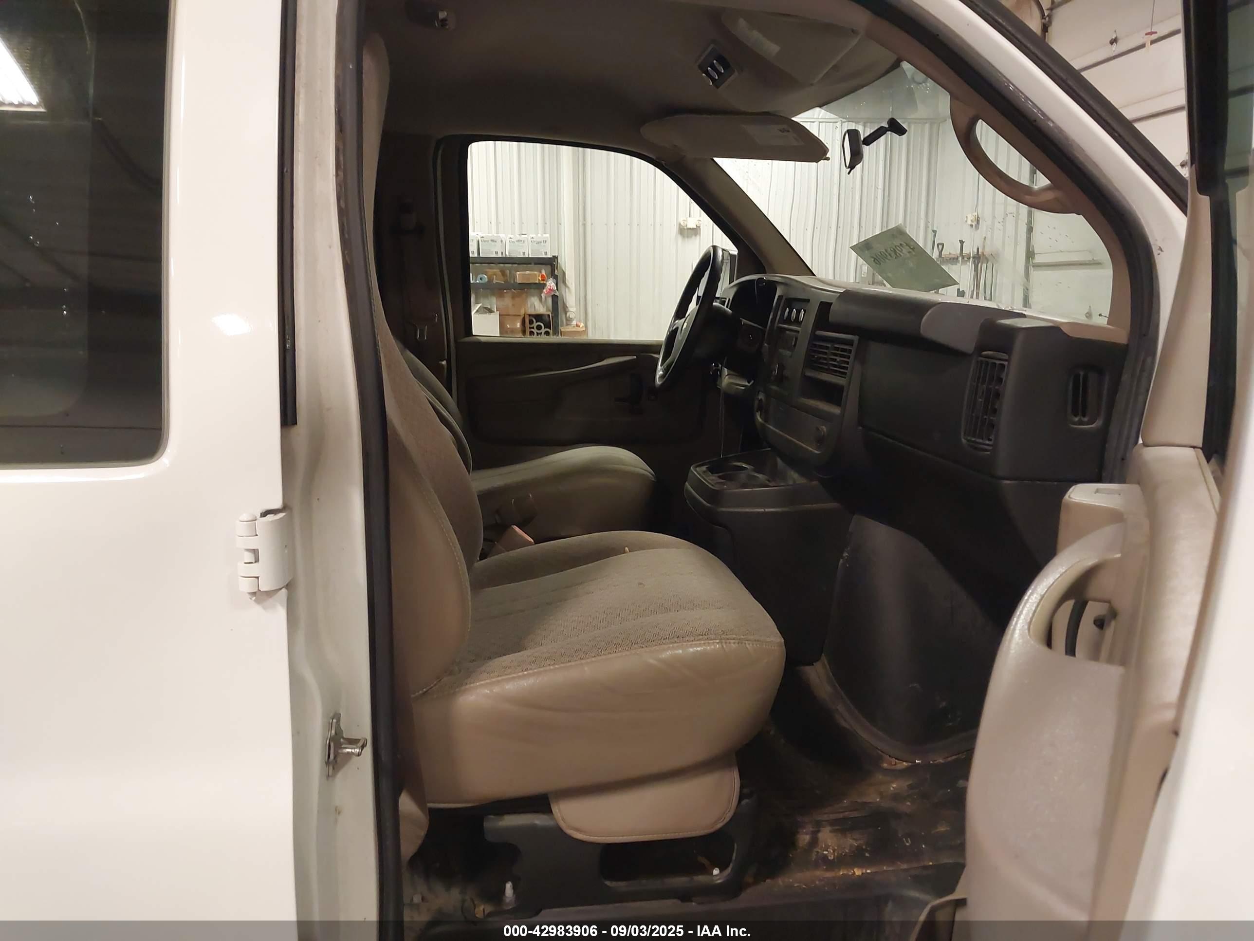 CHEVROLET EXPRESS image 5