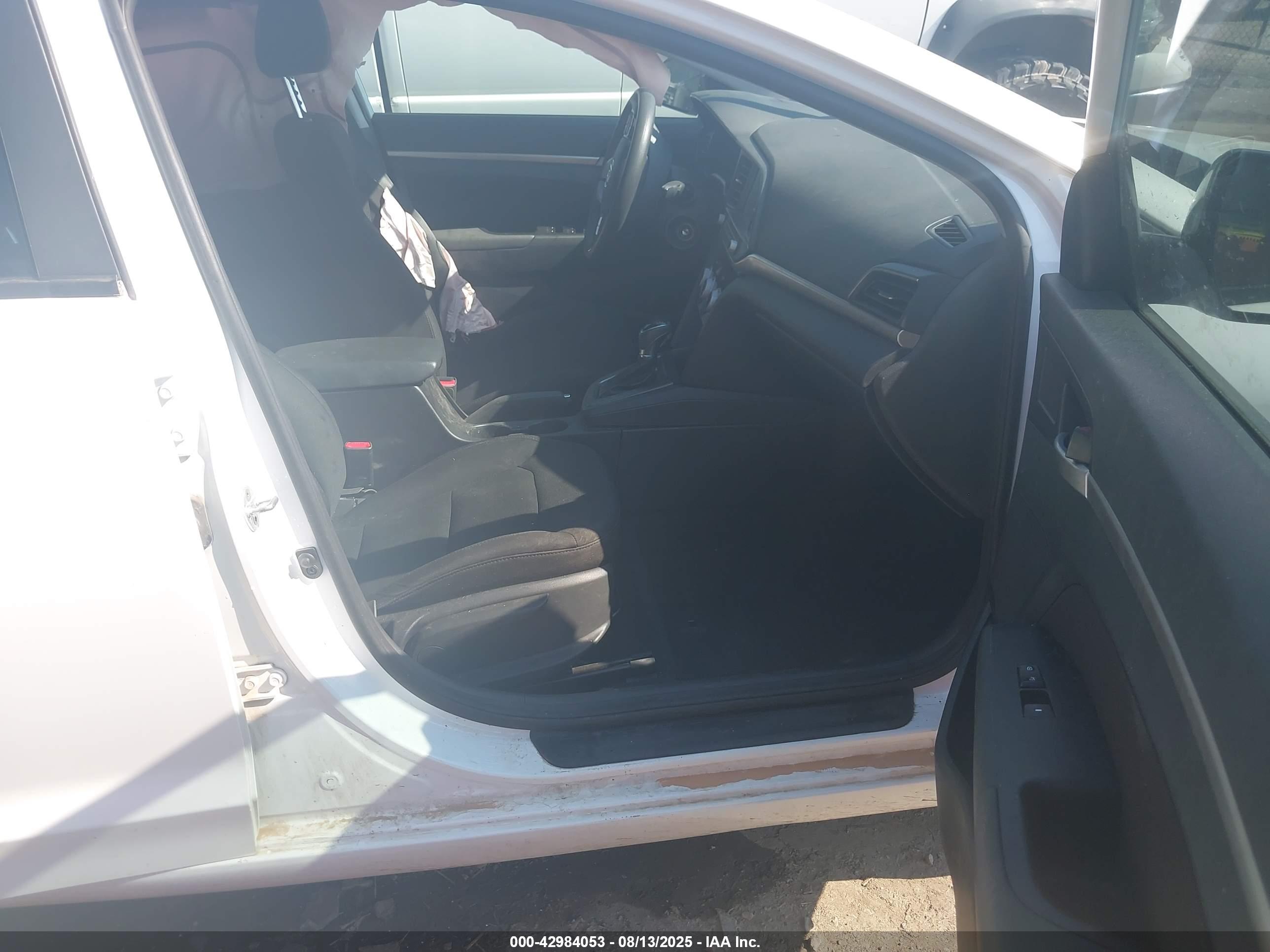 HYUNDAI ELANTRA image 5
