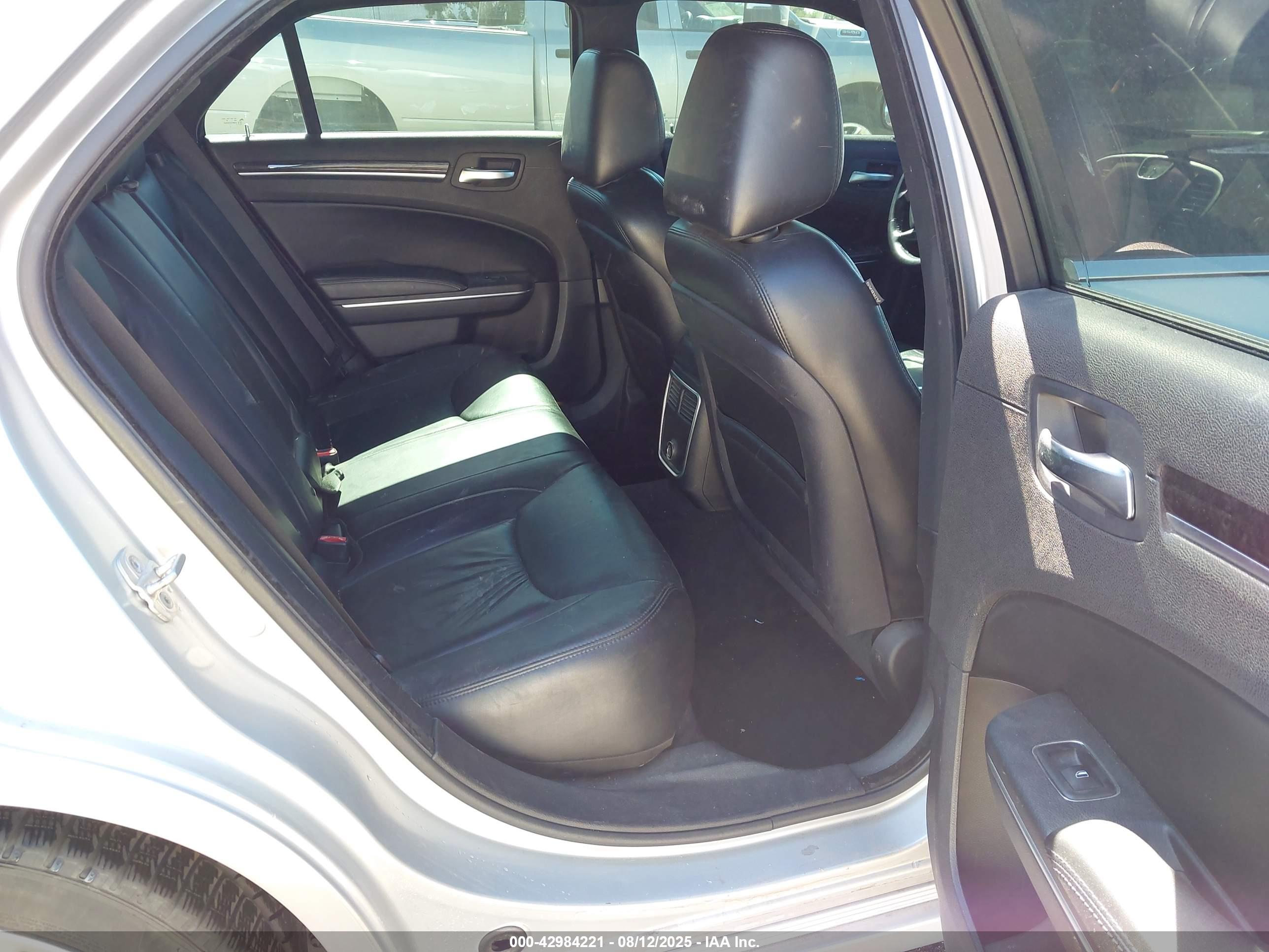 CHRYSLER 300 image 8