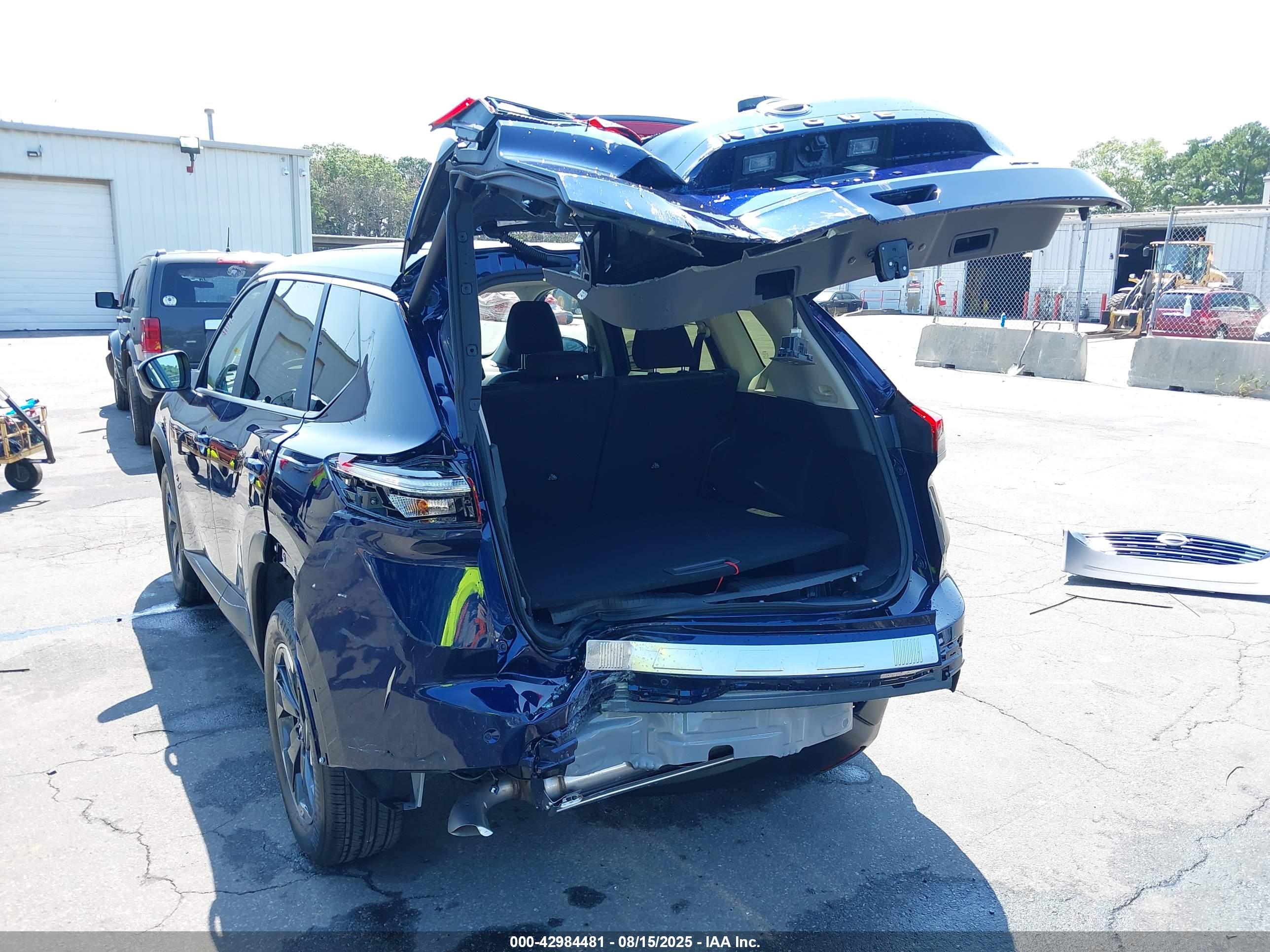 NISSAN ROGUE image 3