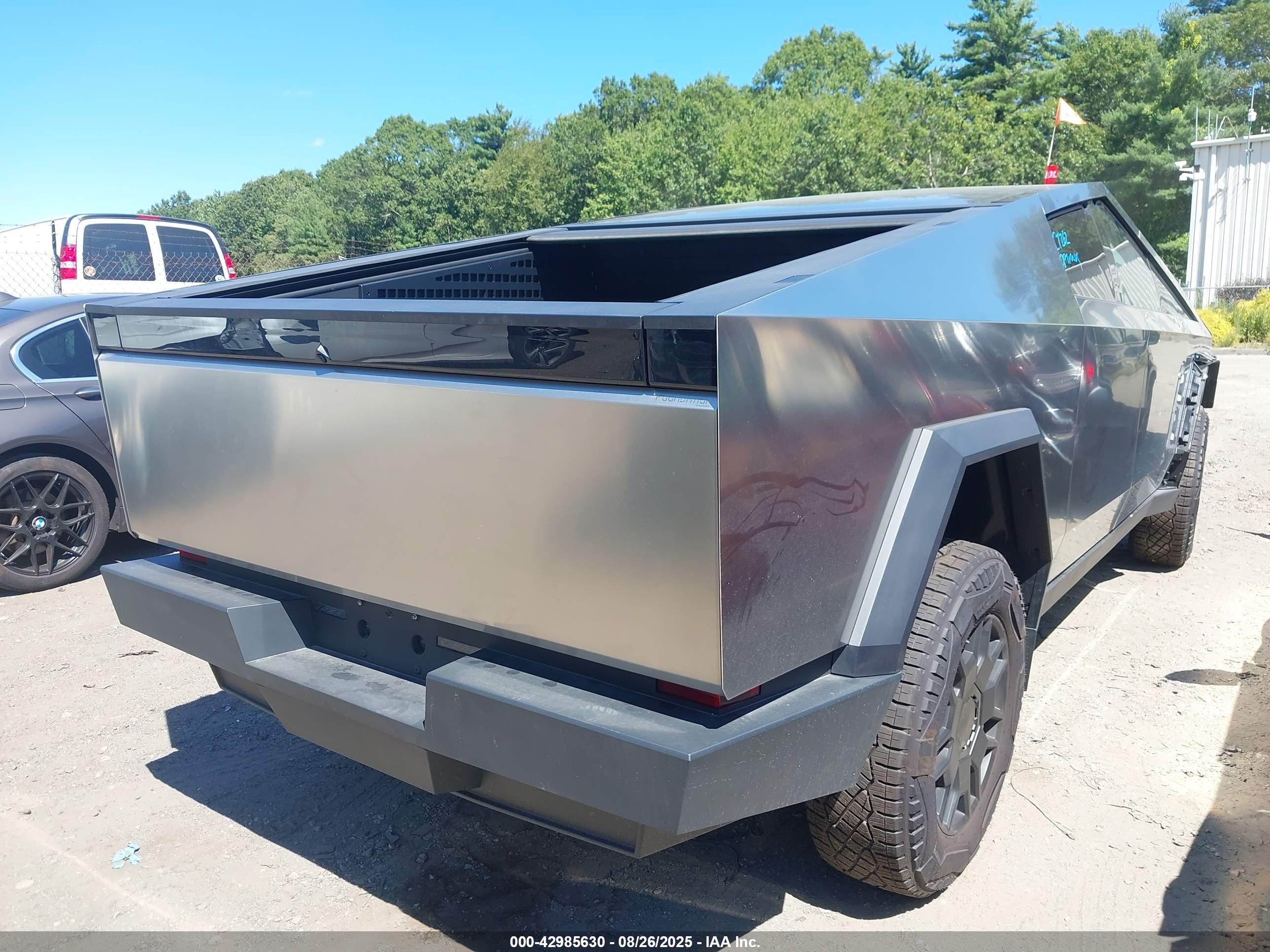 TESLA CYBERTRUCK image 4