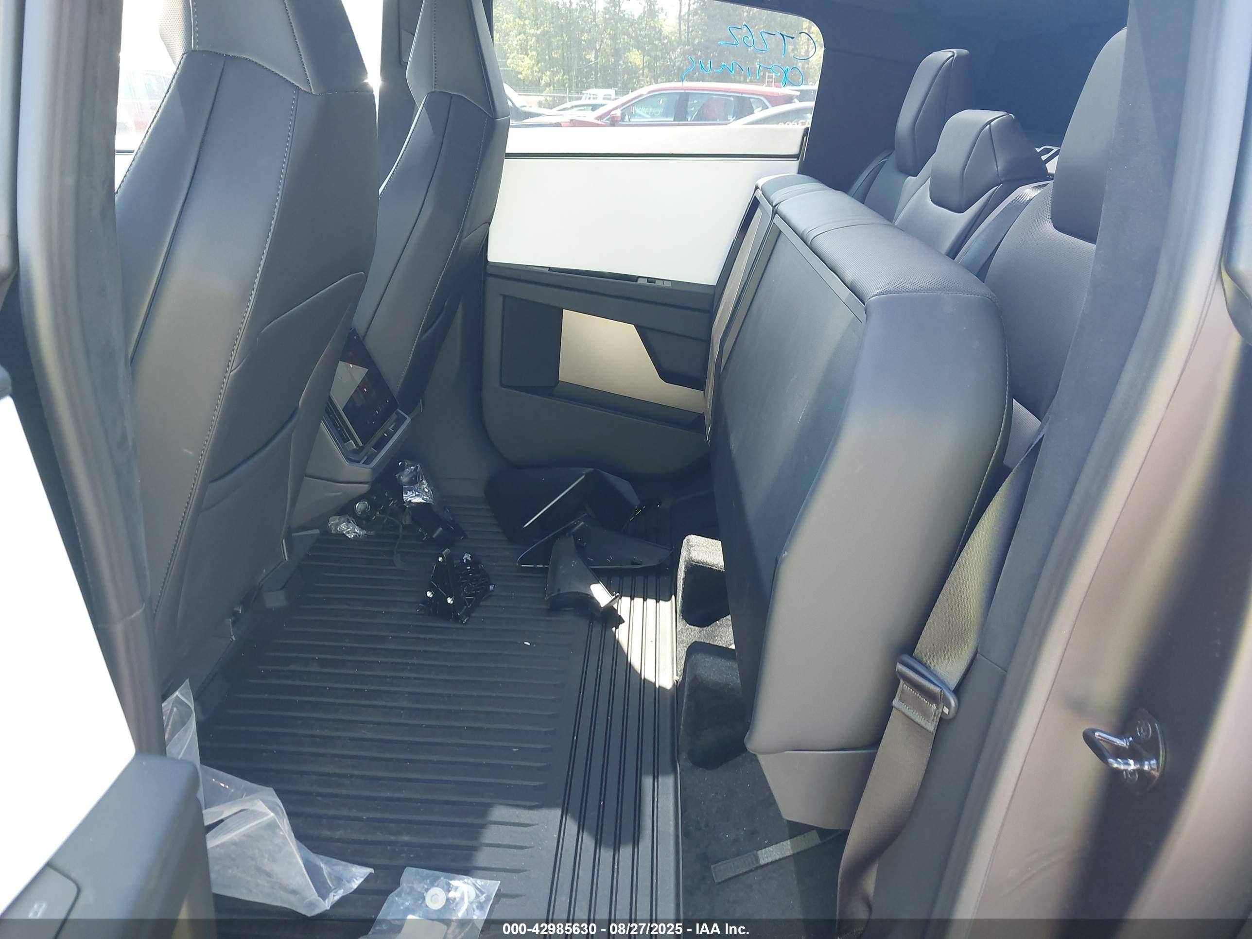 TESLA CYBERTRUCK image 8