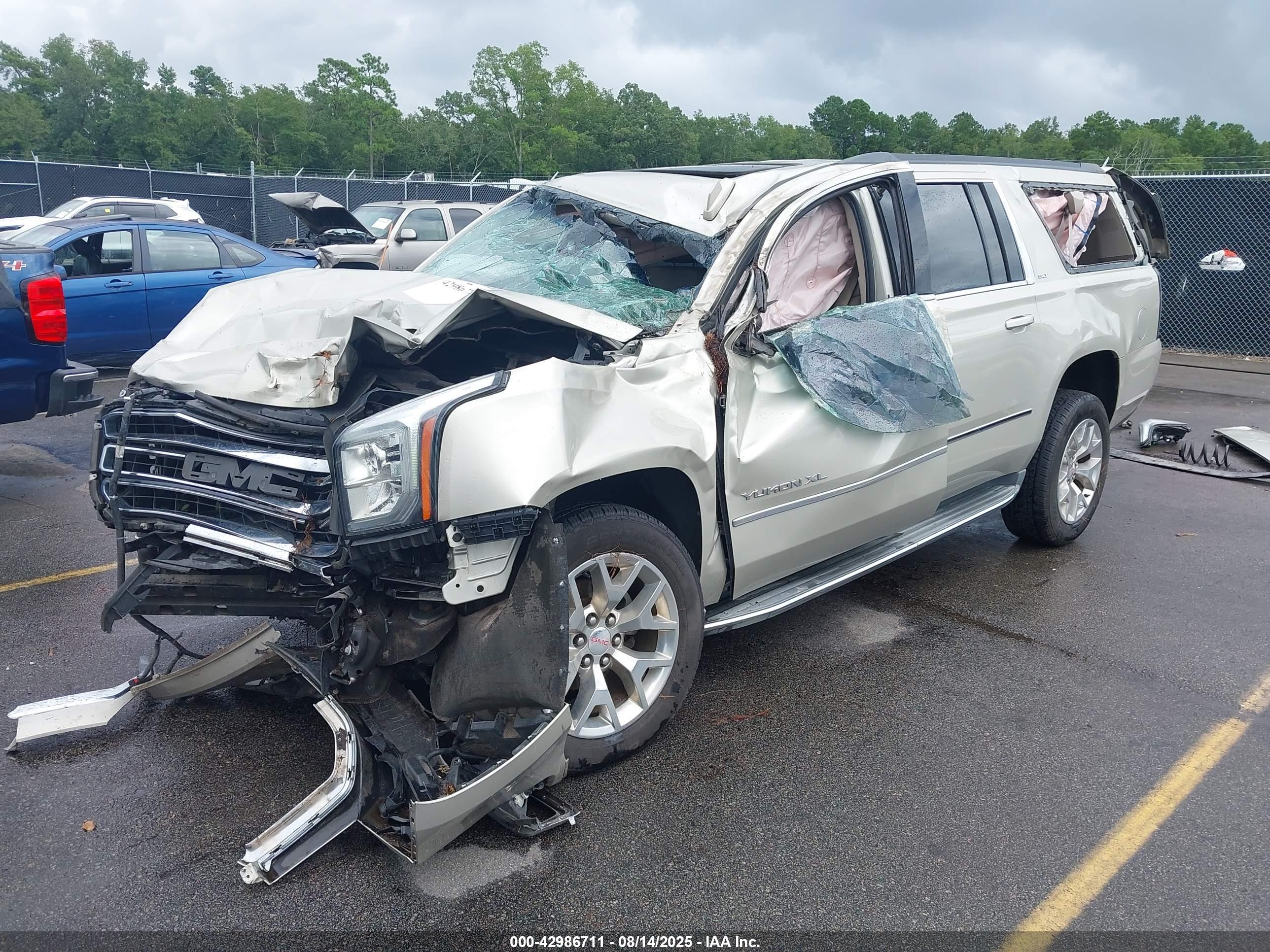 GMC YUKON image 2