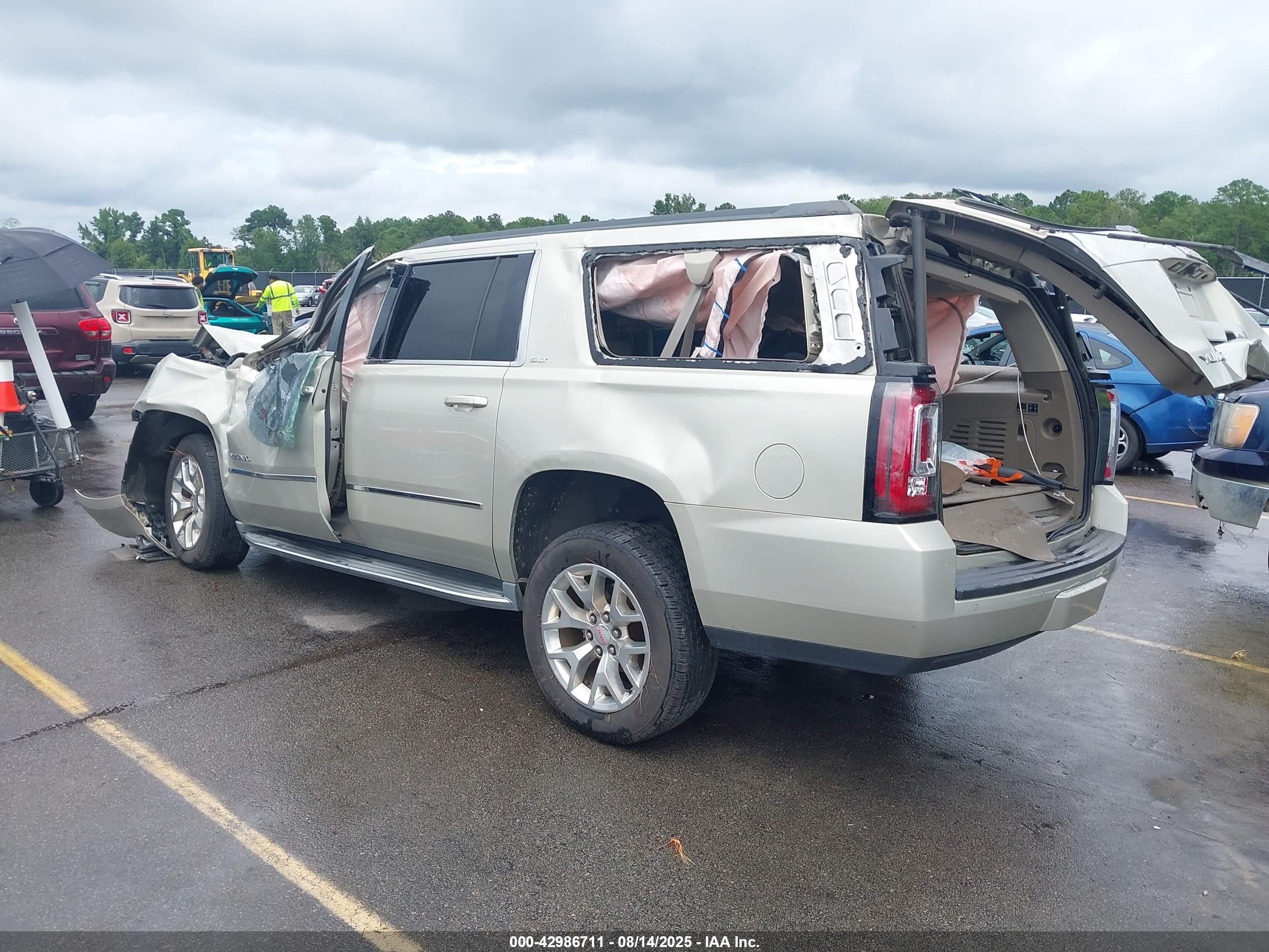 GMC YUKON image 3