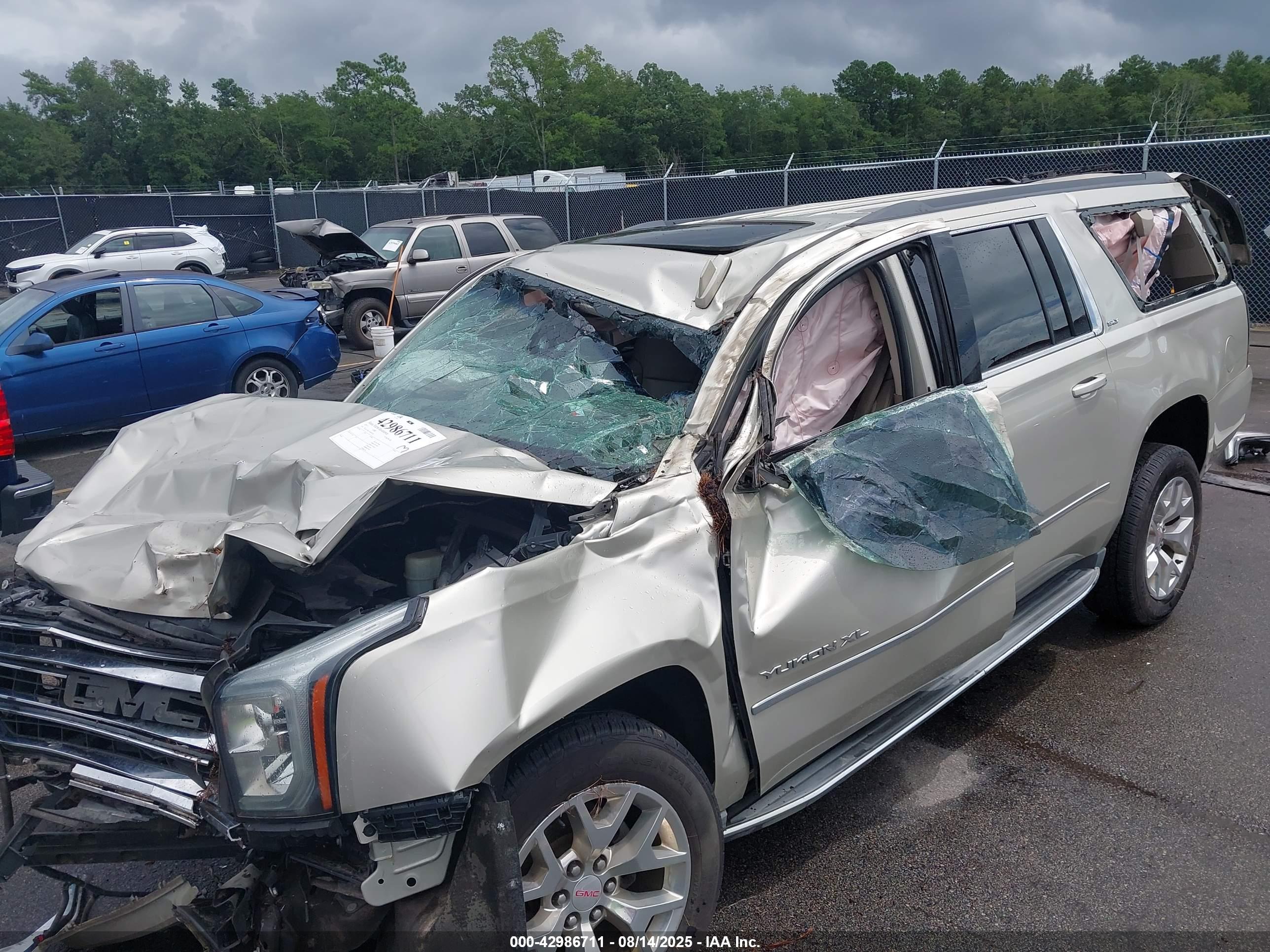 GMC YUKON image 6