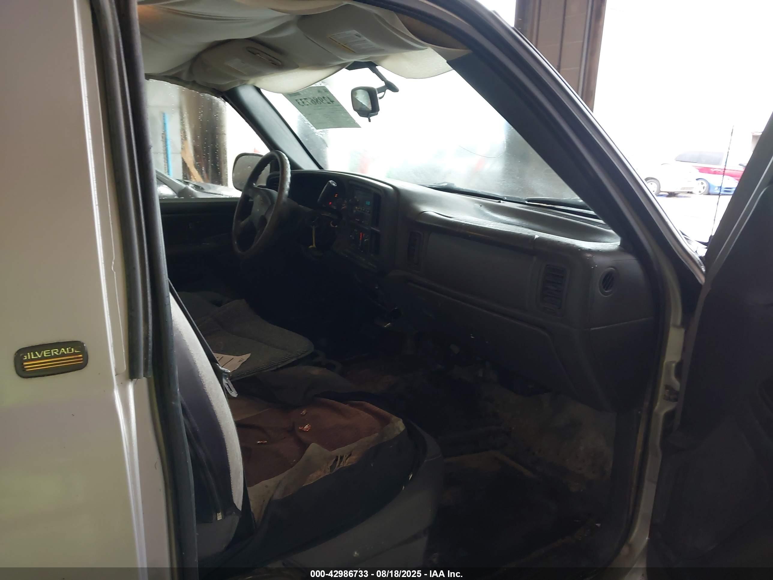 CHEVROLET SILVERADO image 5