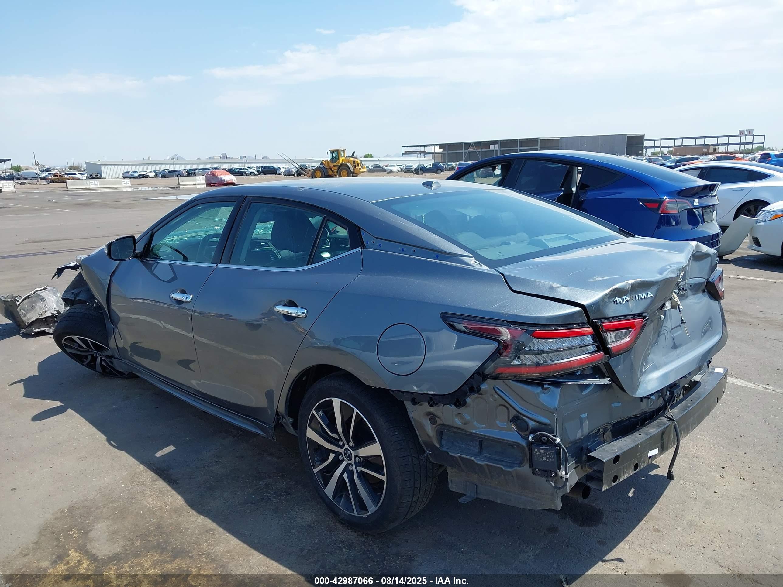 NISSAN MAXIMA image 3