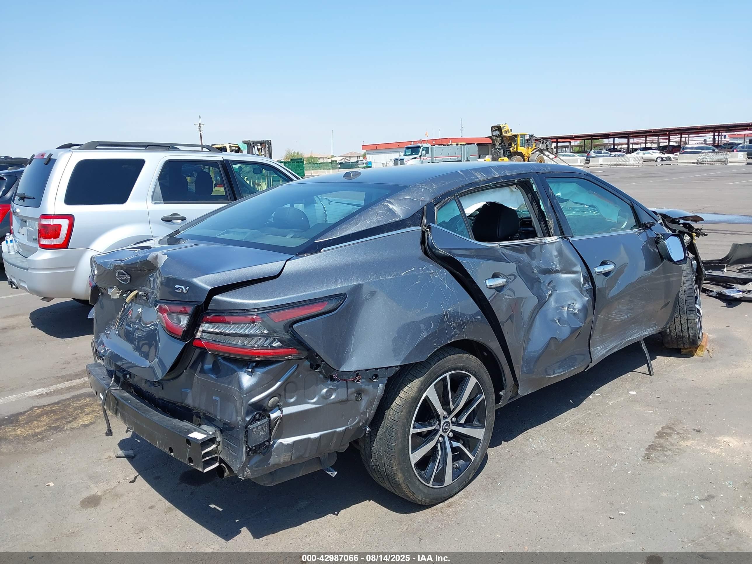 NISSAN MAXIMA image 4