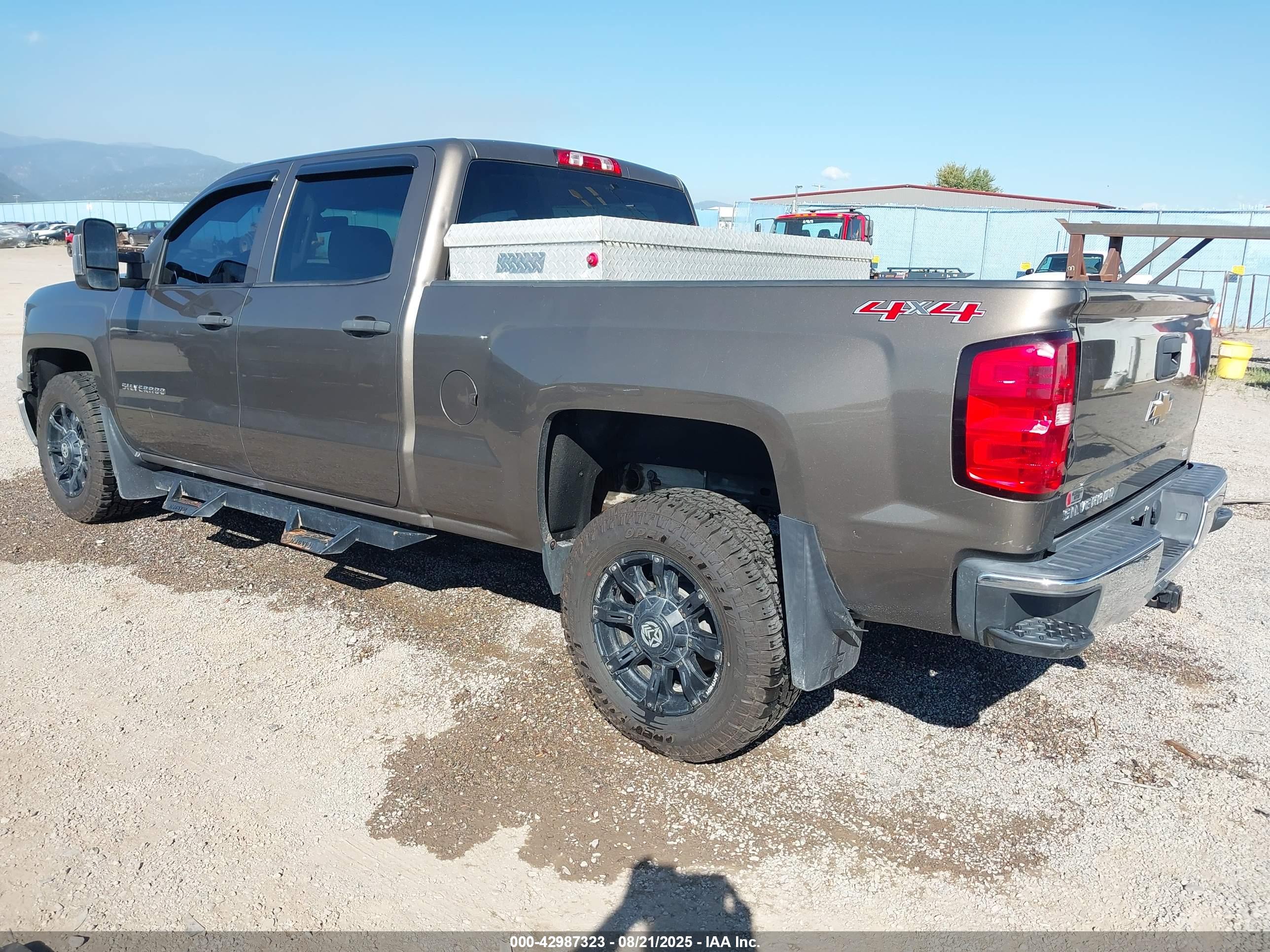 CHEVROLET SILVERADO image 3
