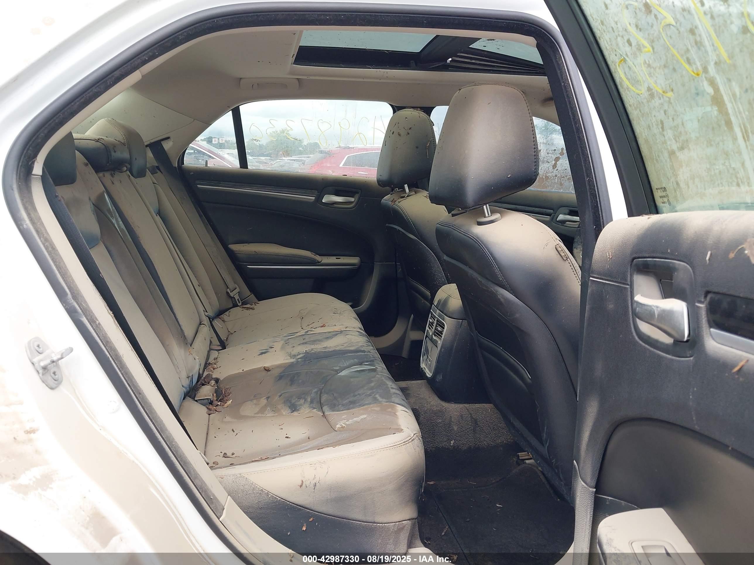CHRYSLER 300 image 8