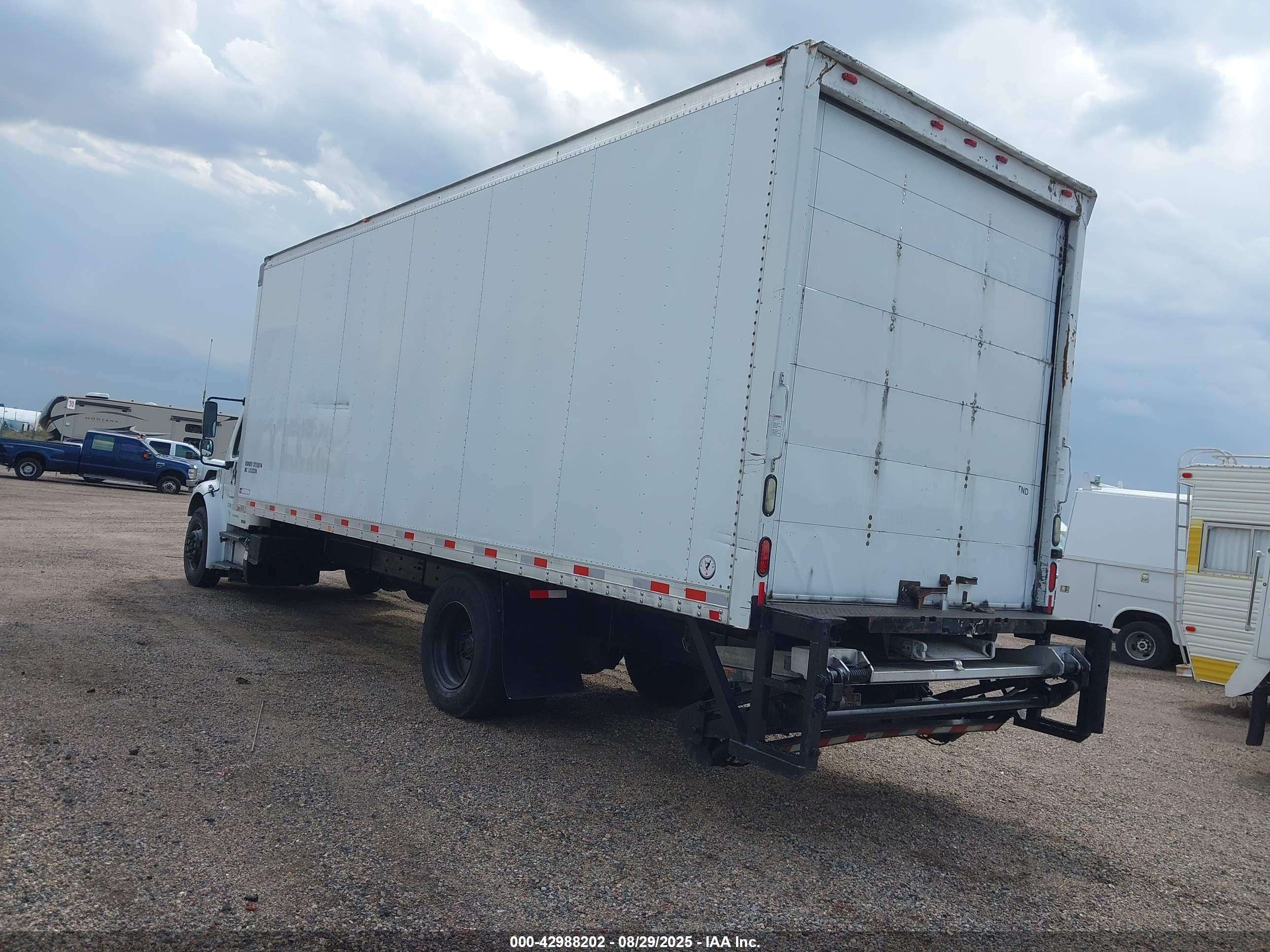 FREIGHTLINER M2 image 3
