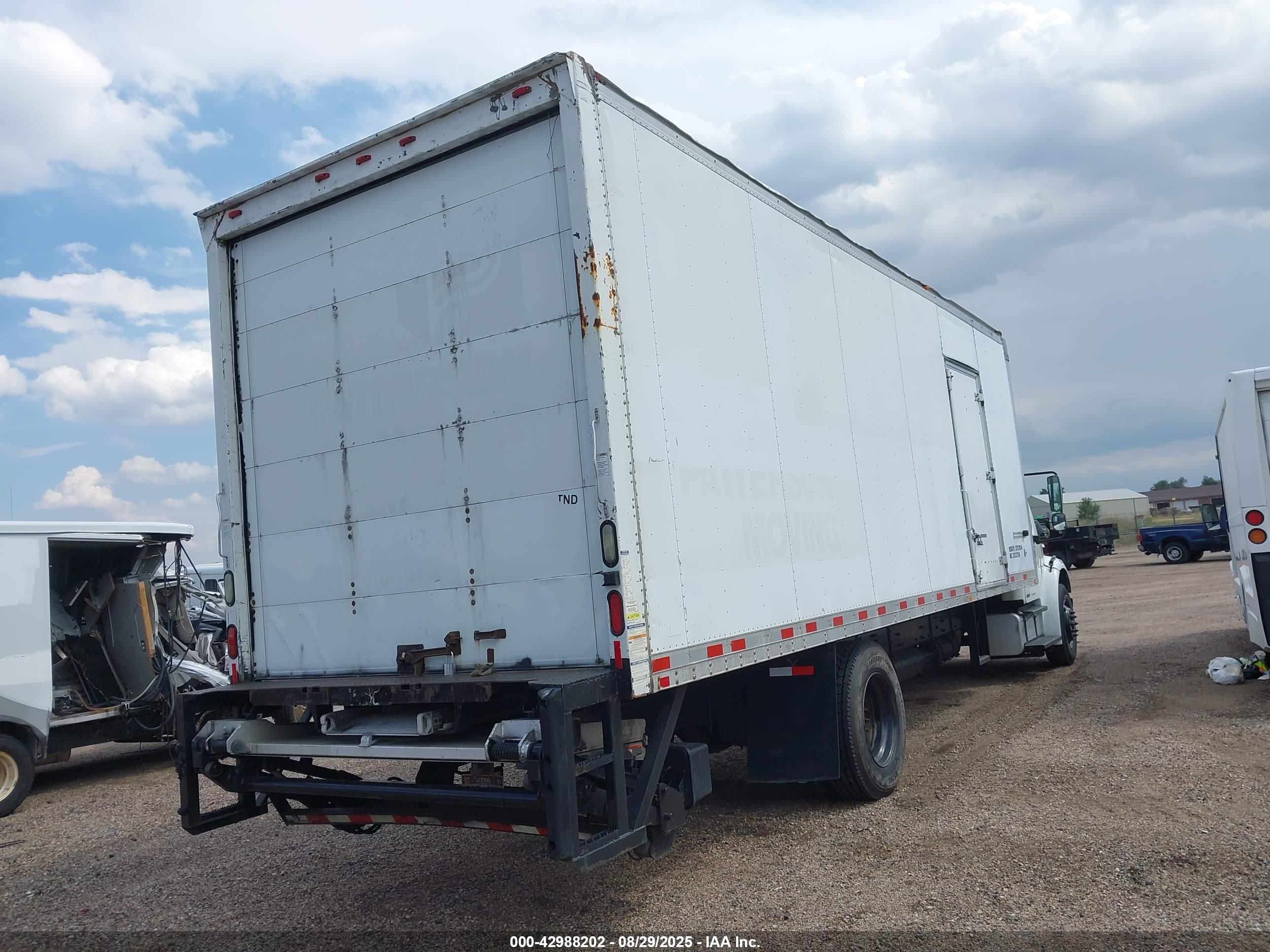 FREIGHTLINER M2 image 4