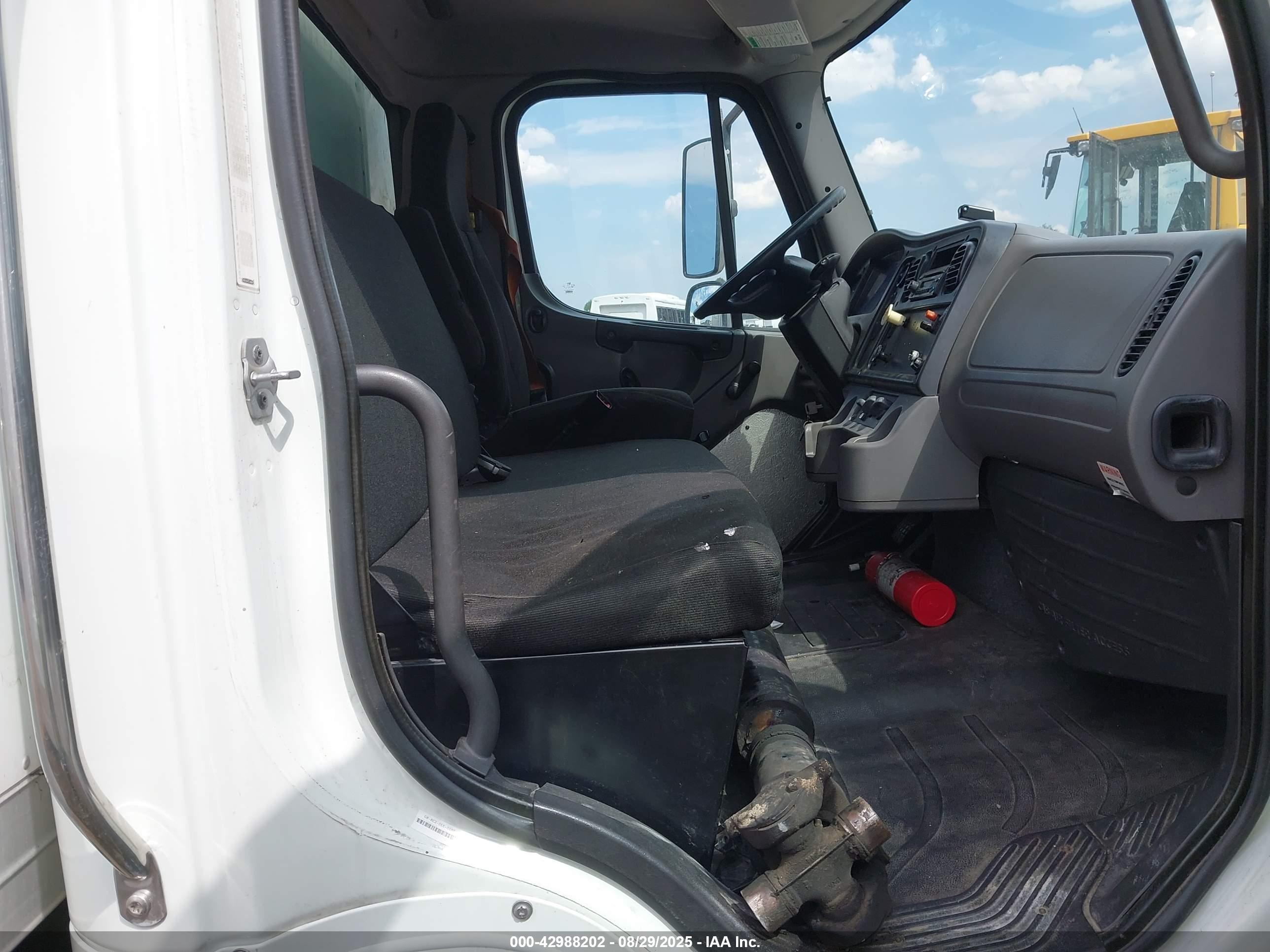 FREIGHTLINER M2 image 7