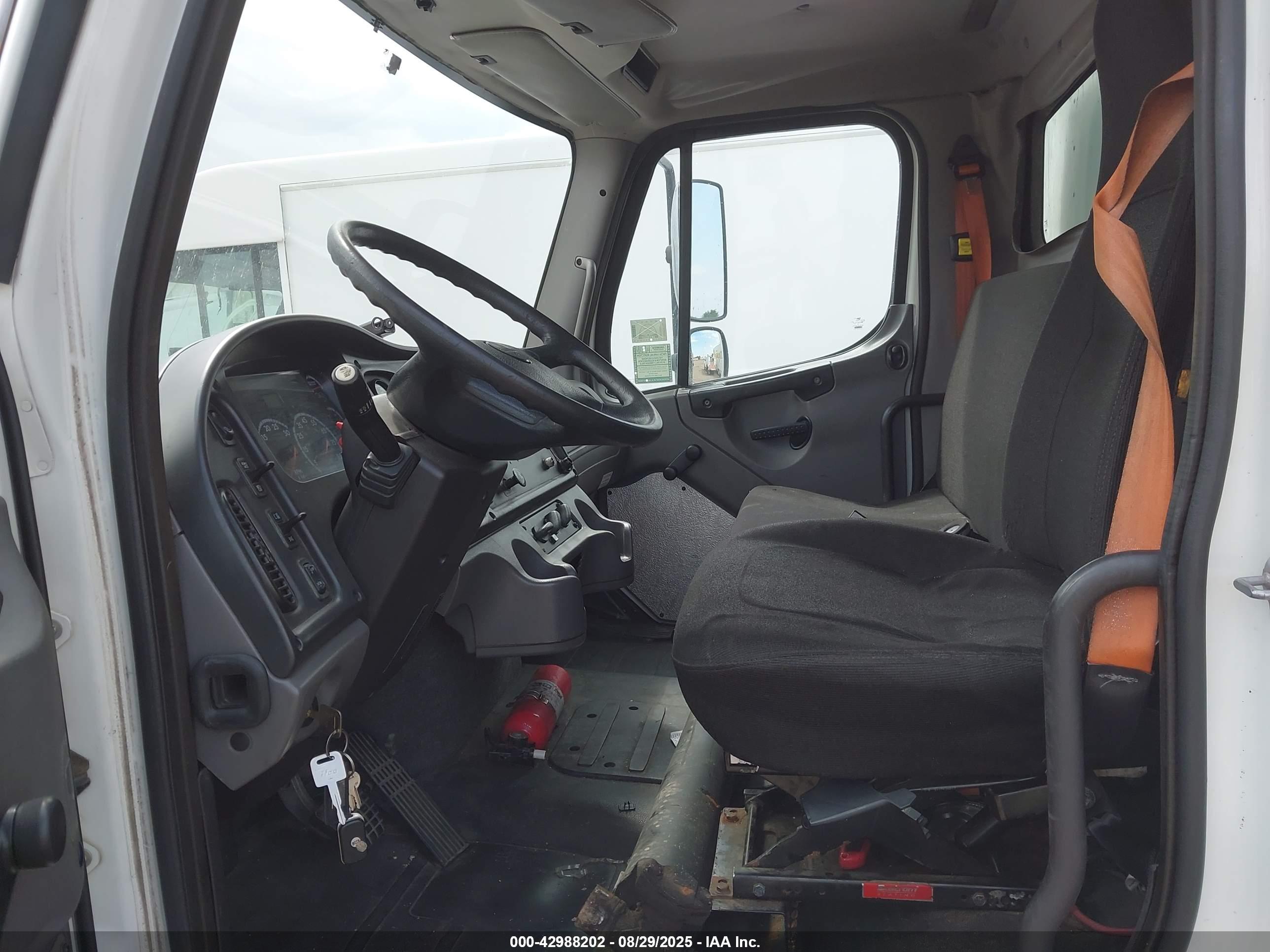 FREIGHTLINER M2 image 8