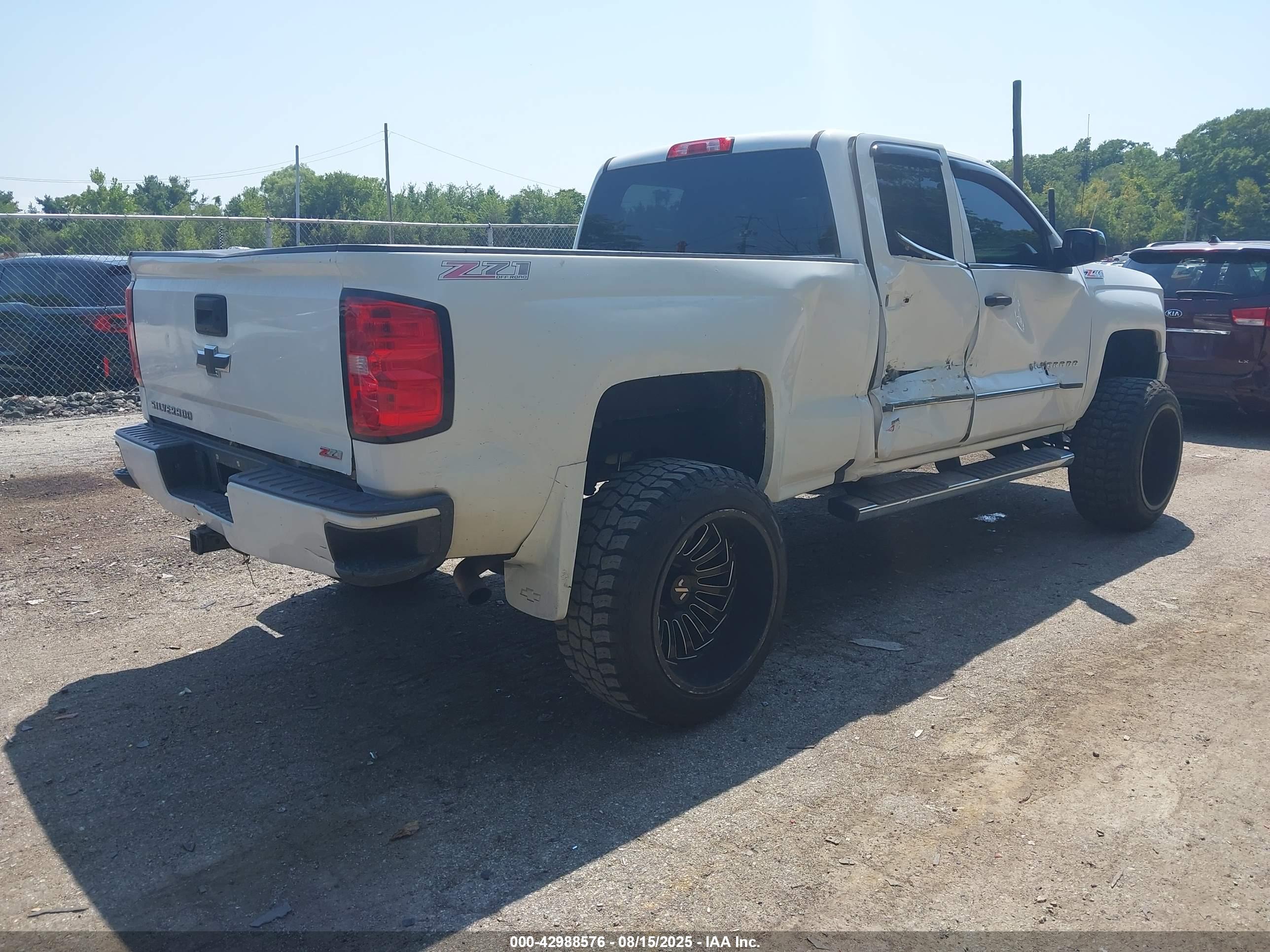 CHEVROLET SILVERADO image 4