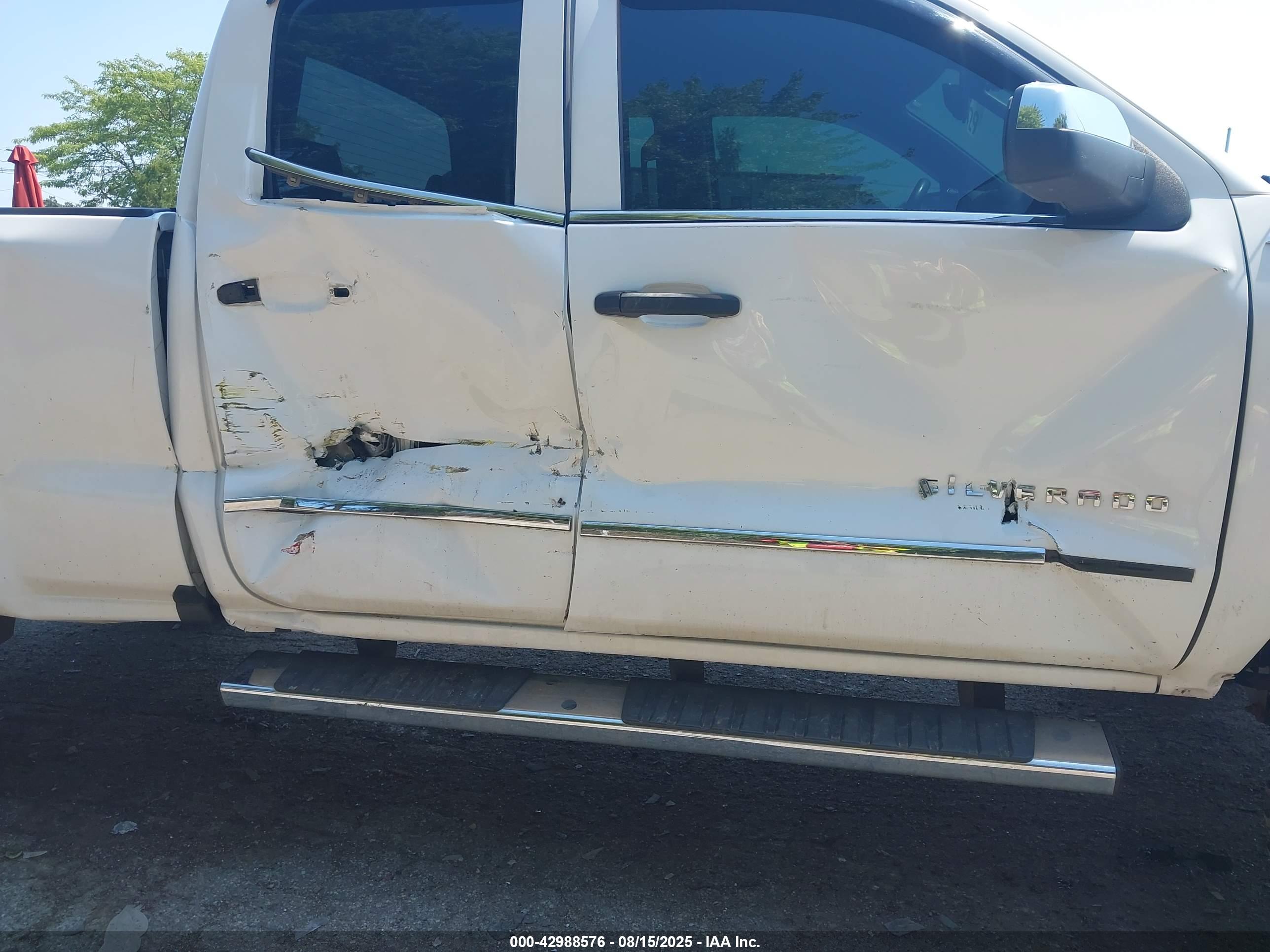 CHEVROLET SILVERADO image 6