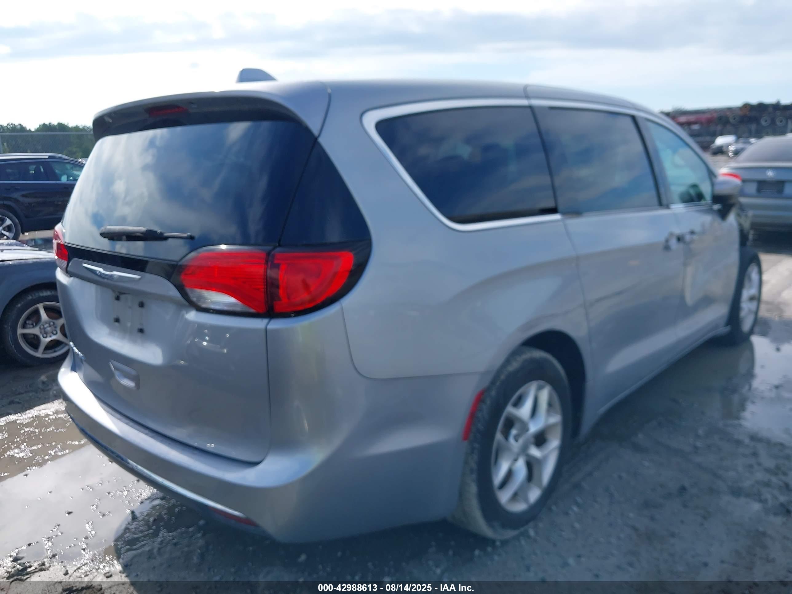 CHRYSLER PACIFICA image 4