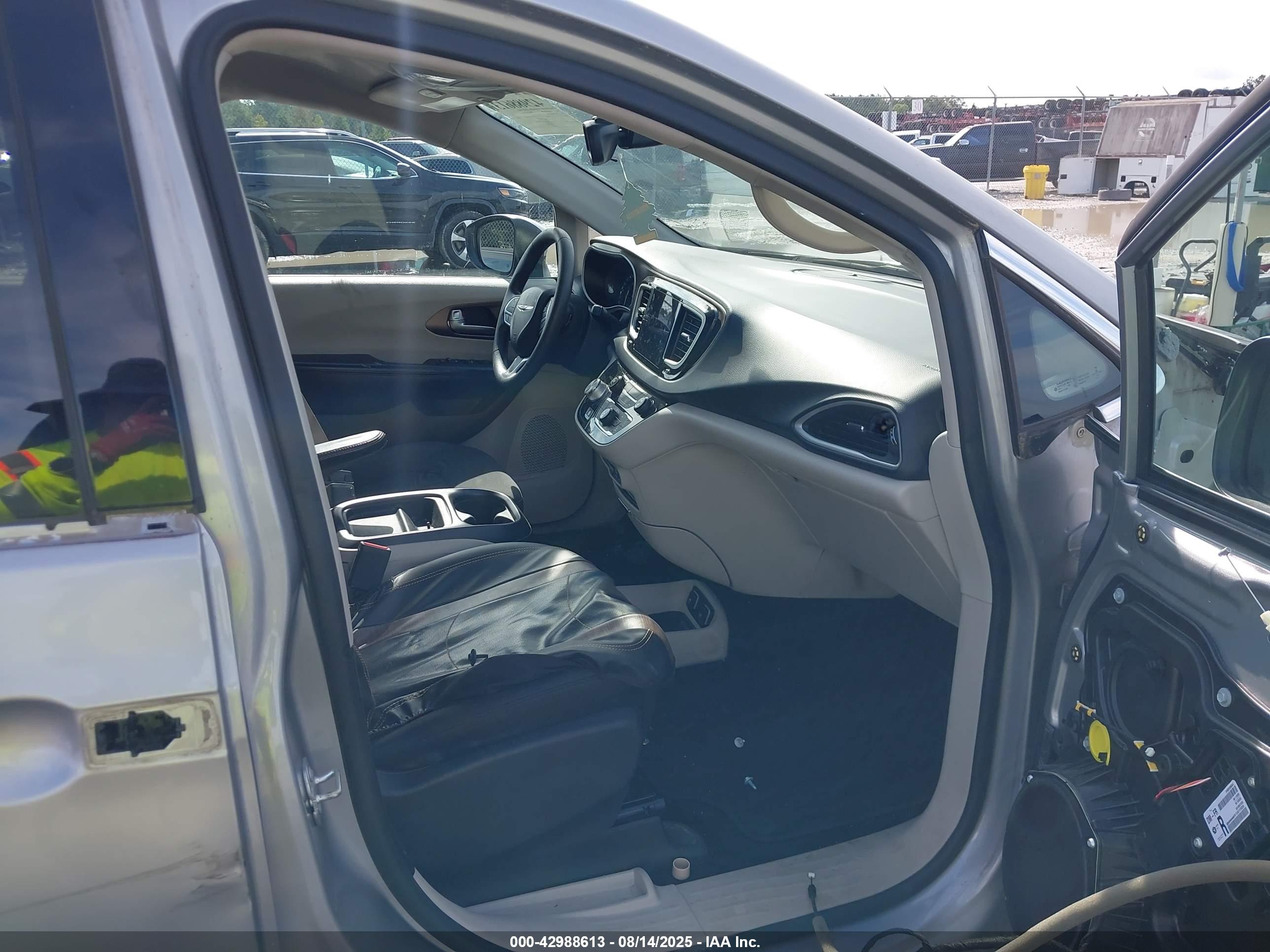 CHRYSLER PACIFICA image 5