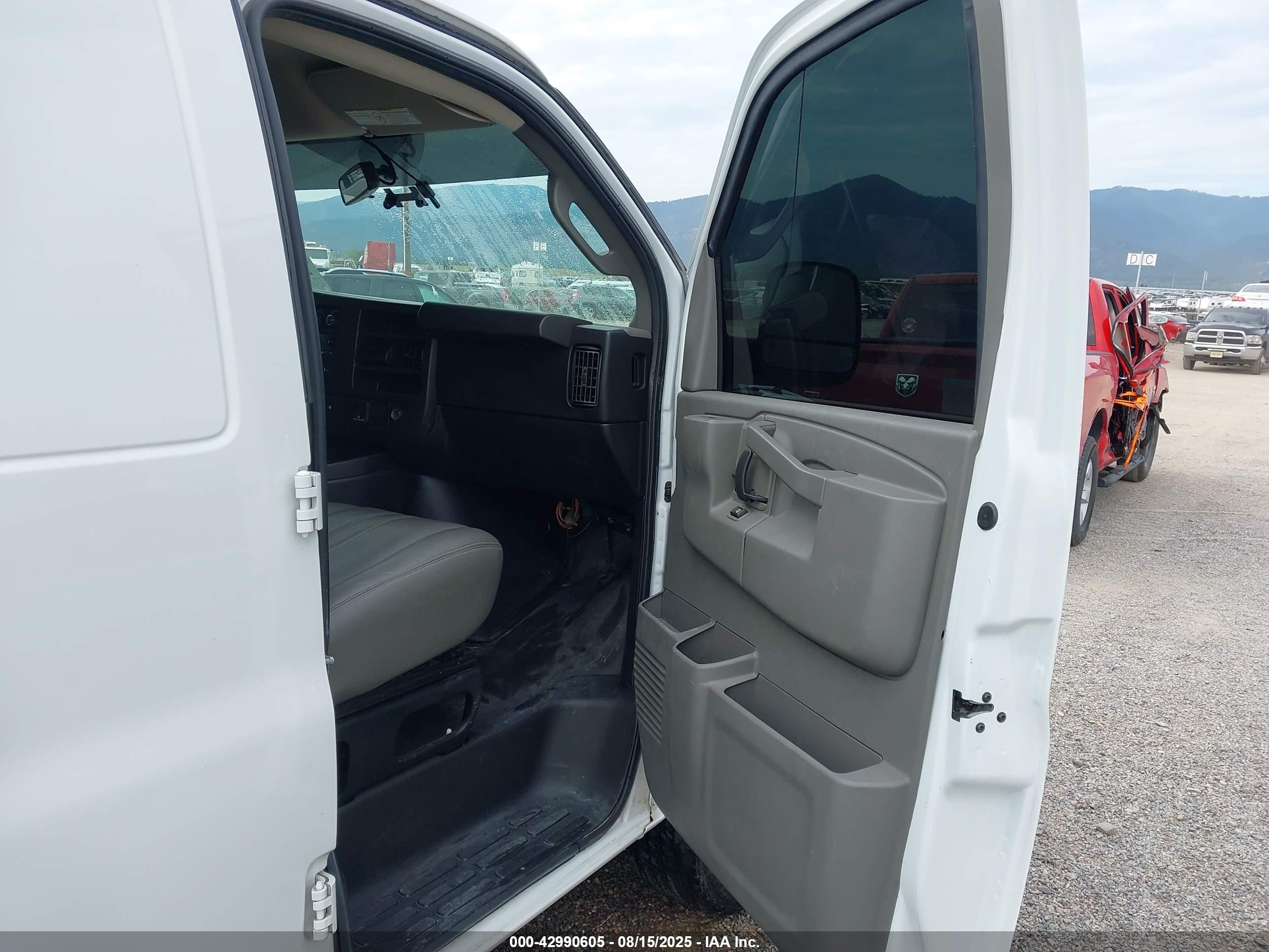 CHEVROLET EXPRESS image 5
