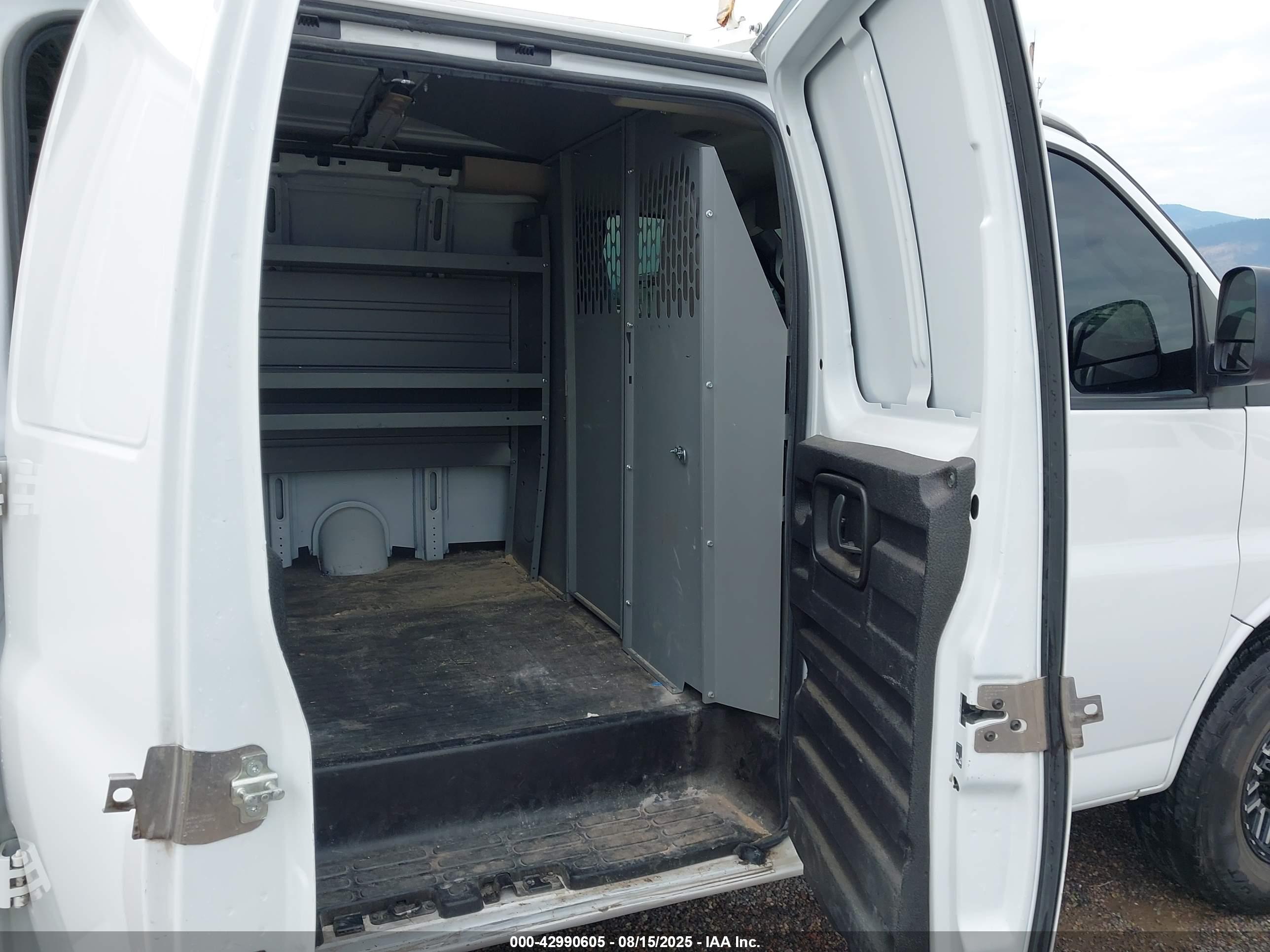 CHEVROLET EXPRESS image 8