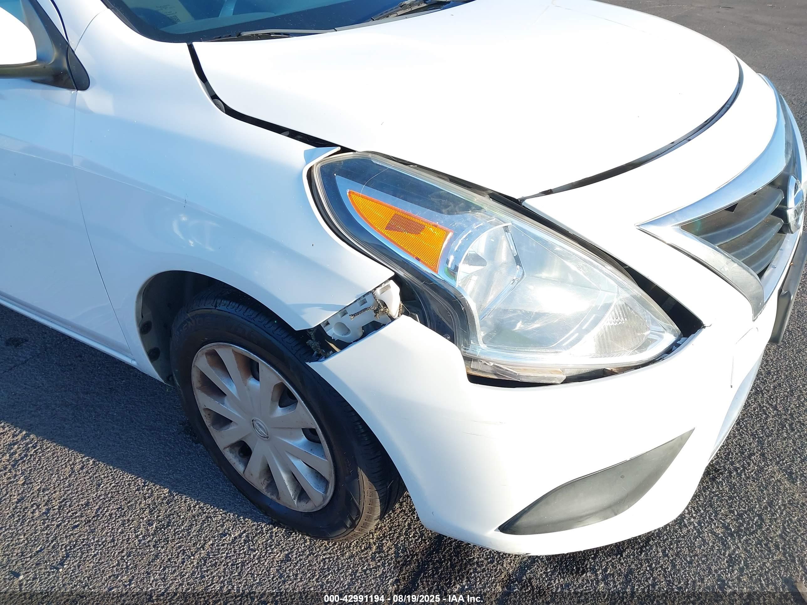 NISSAN VERSA image 6
