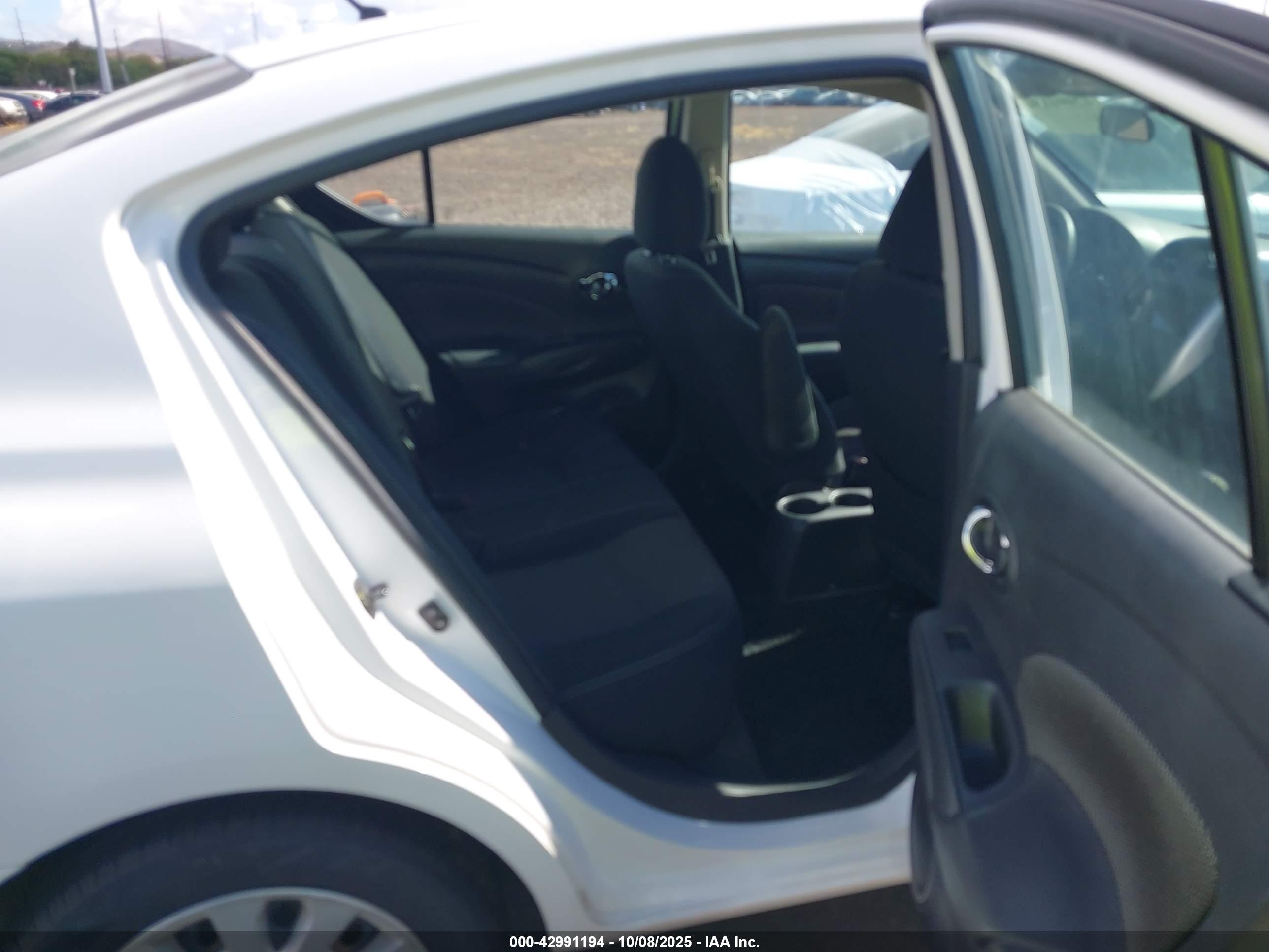 NISSAN VERSA image 8