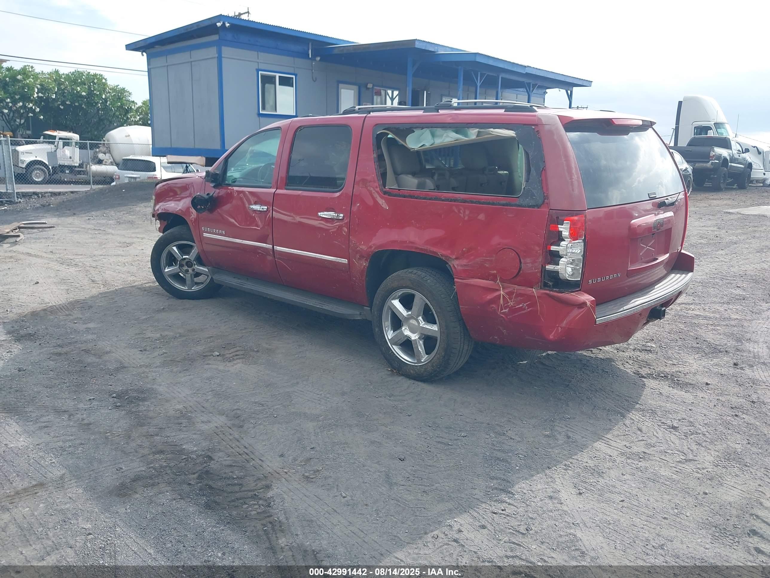 CHEVROLET SUBURBAN image 3
