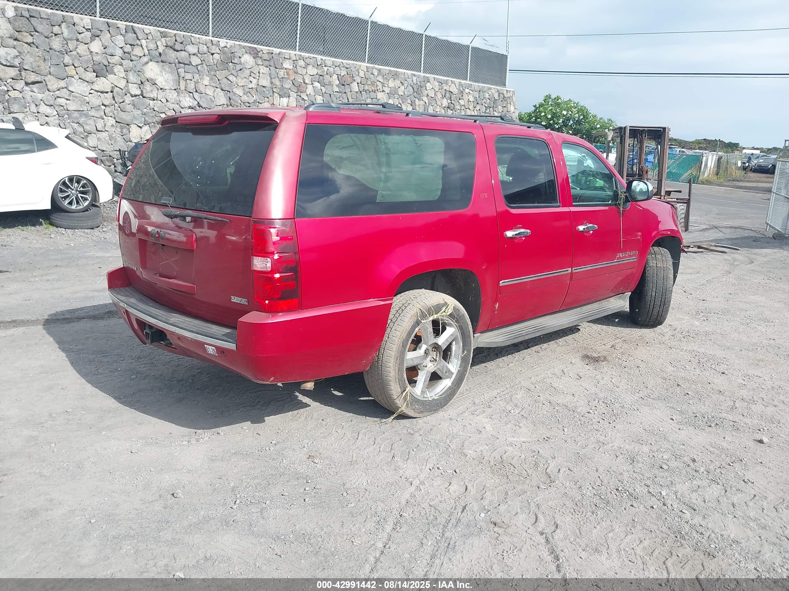 CHEVROLET SUBURBAN image 4