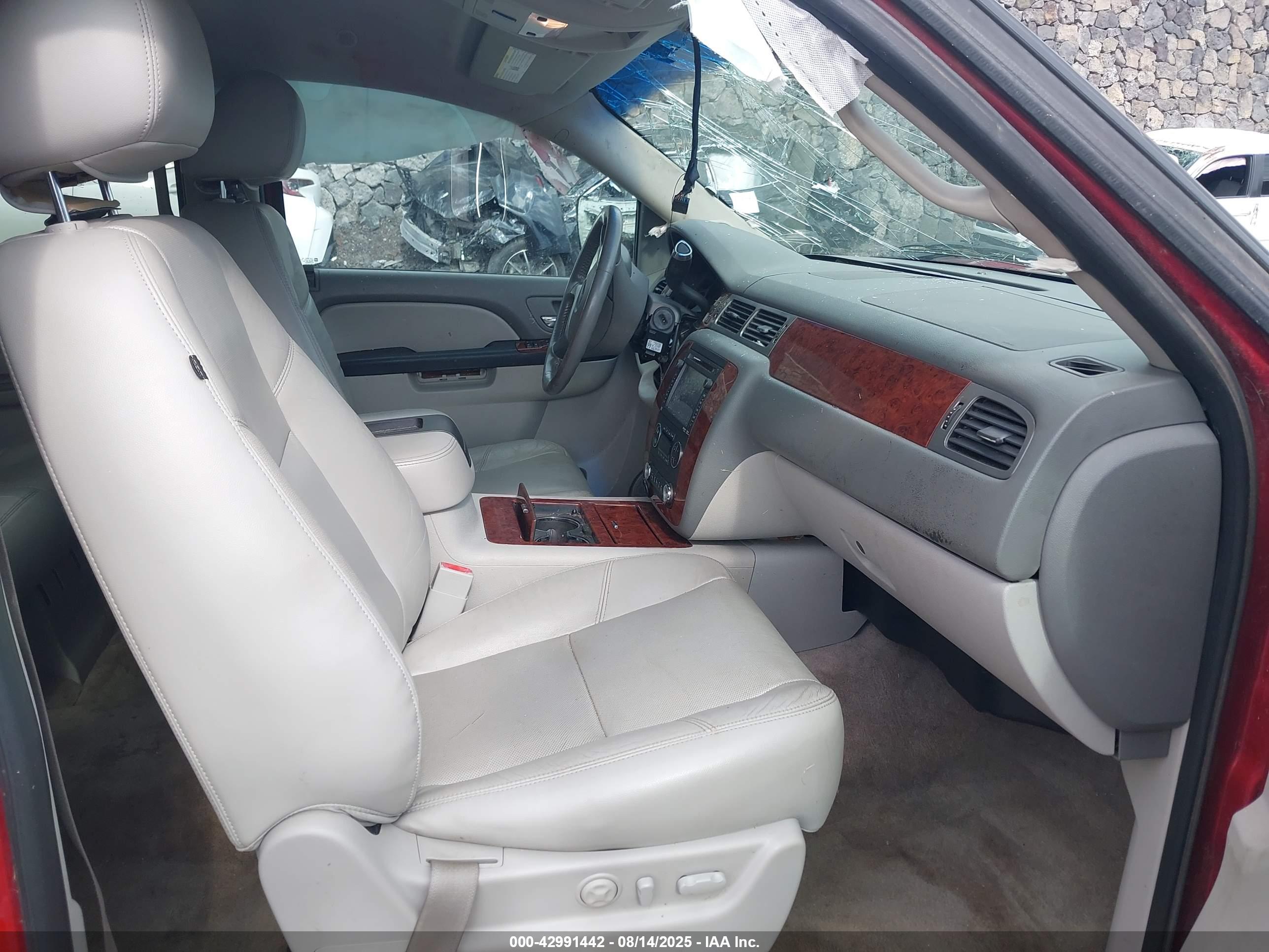 CHEVROLET SUBURBAN image 5