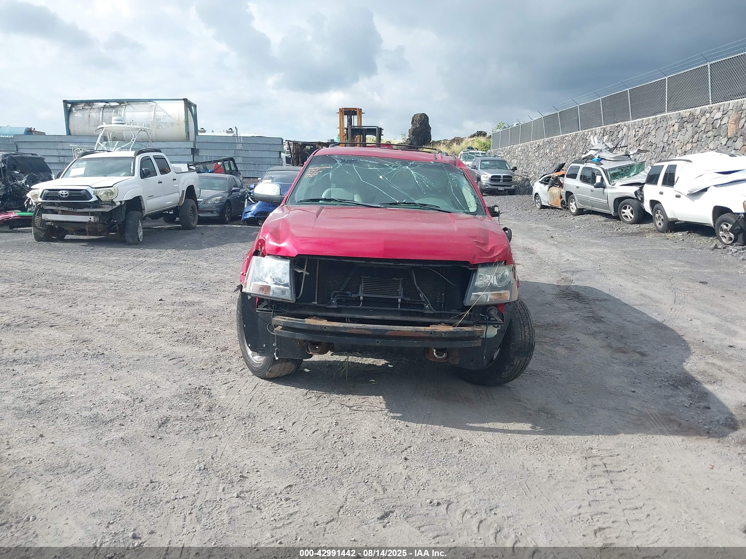 CHEVROLET SUBURBAN image 6