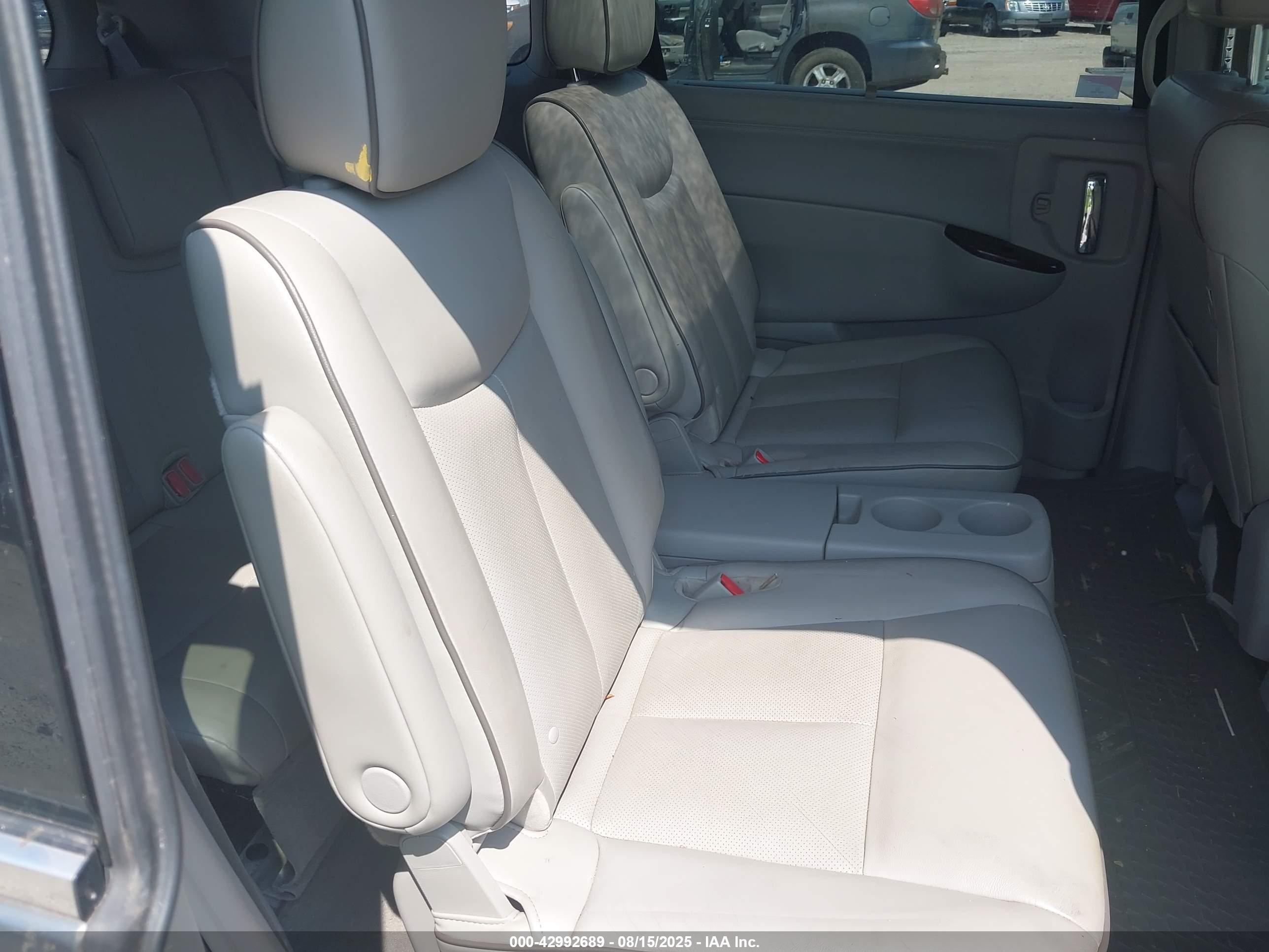NISSAN QUEST image 8