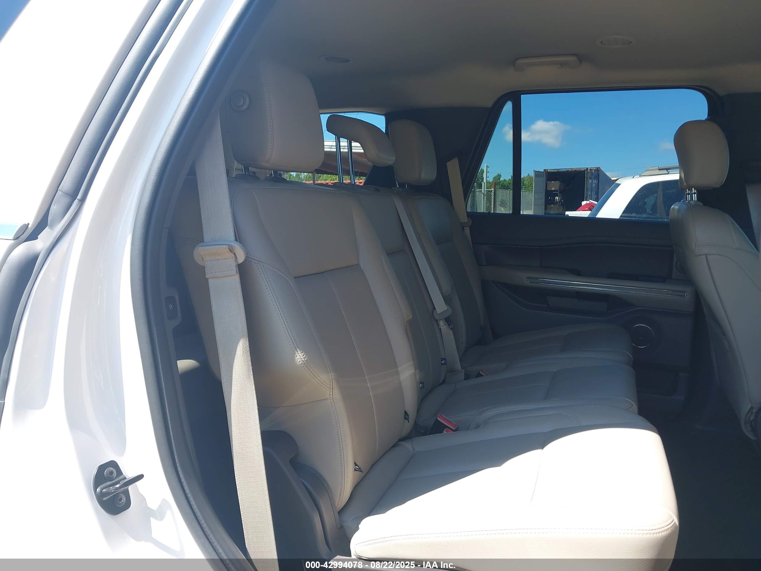 FORD EXPEDITION image 8