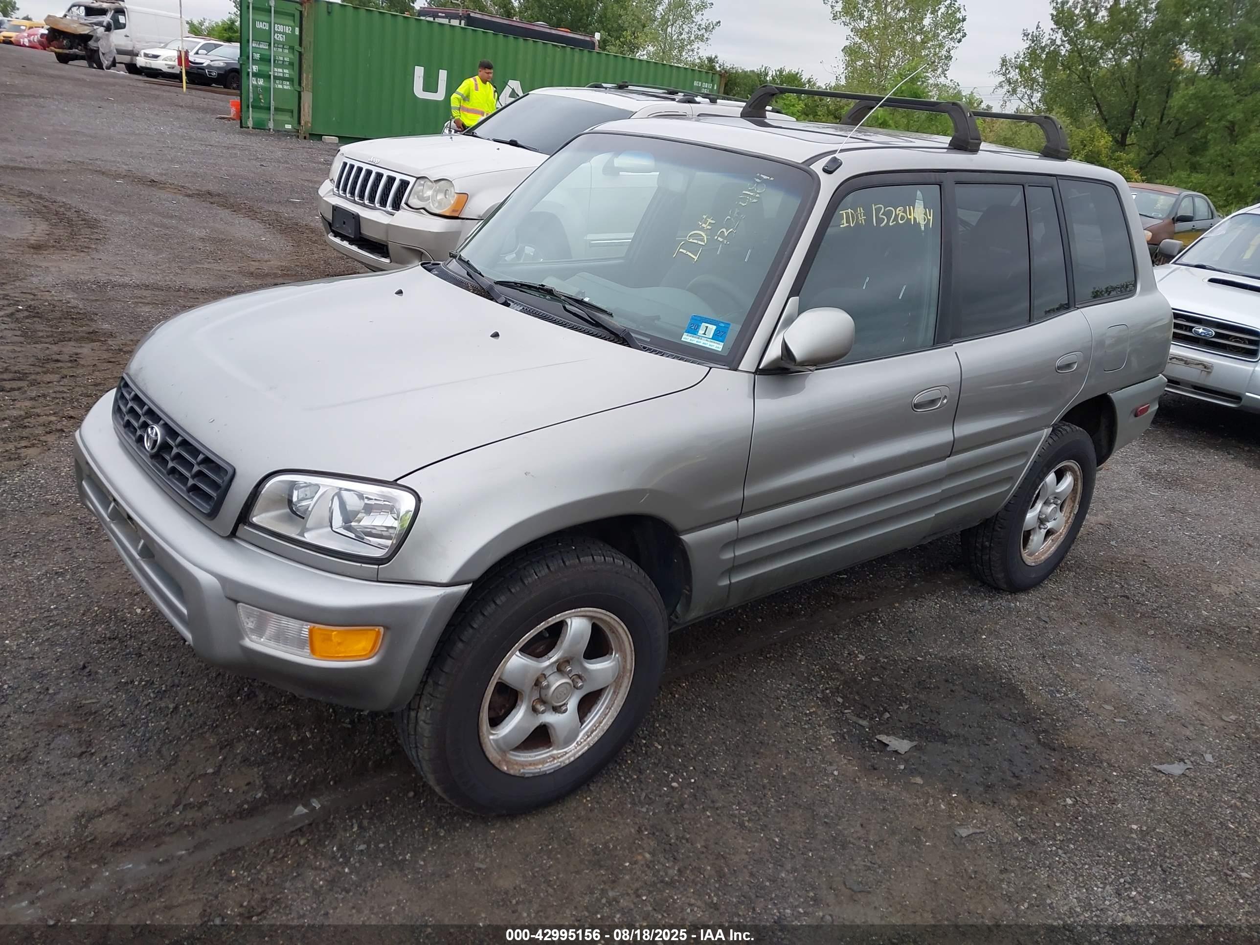 TOYOTA RAV4 image 2