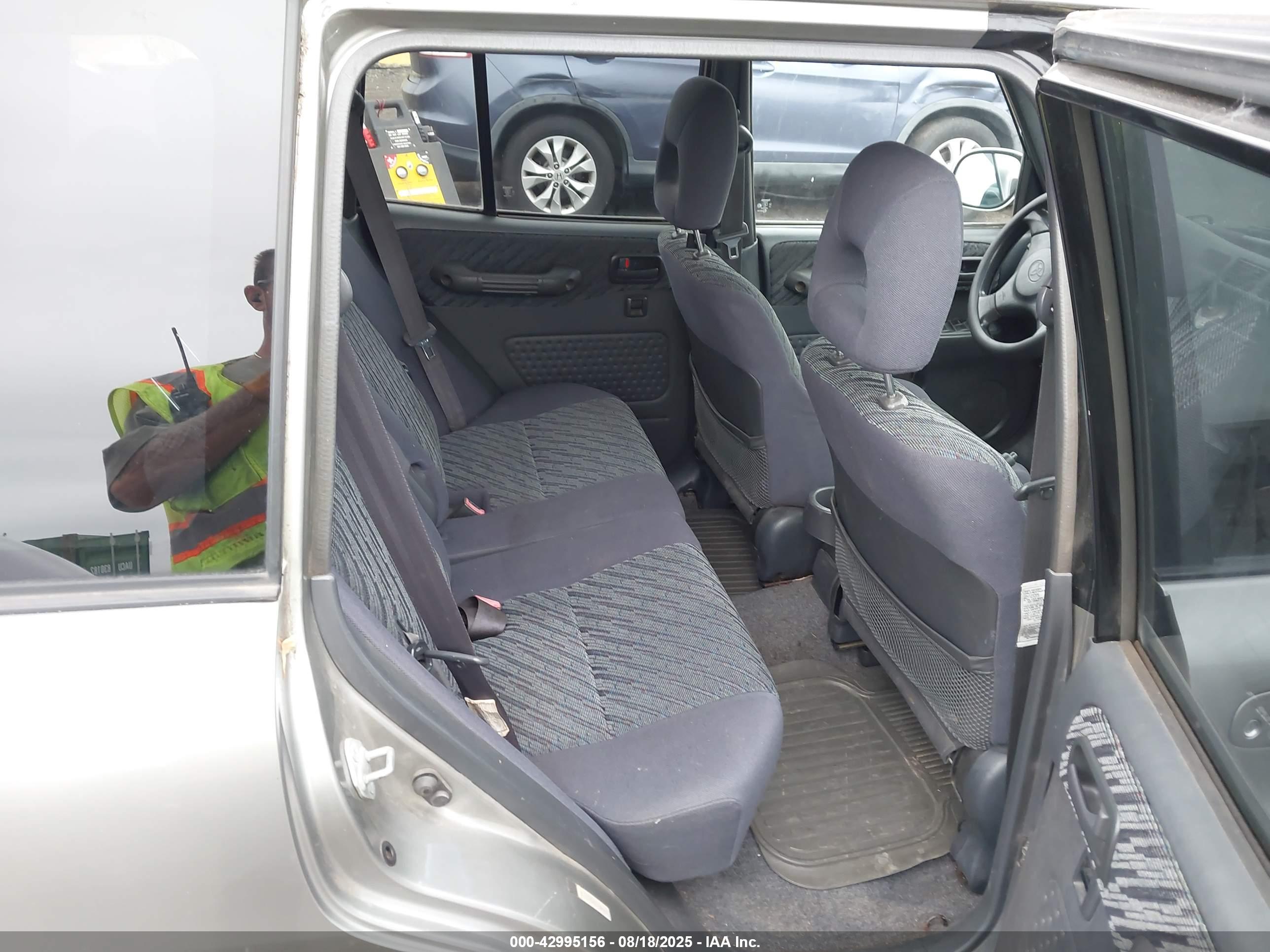 TOYOTA RAV4 image 8