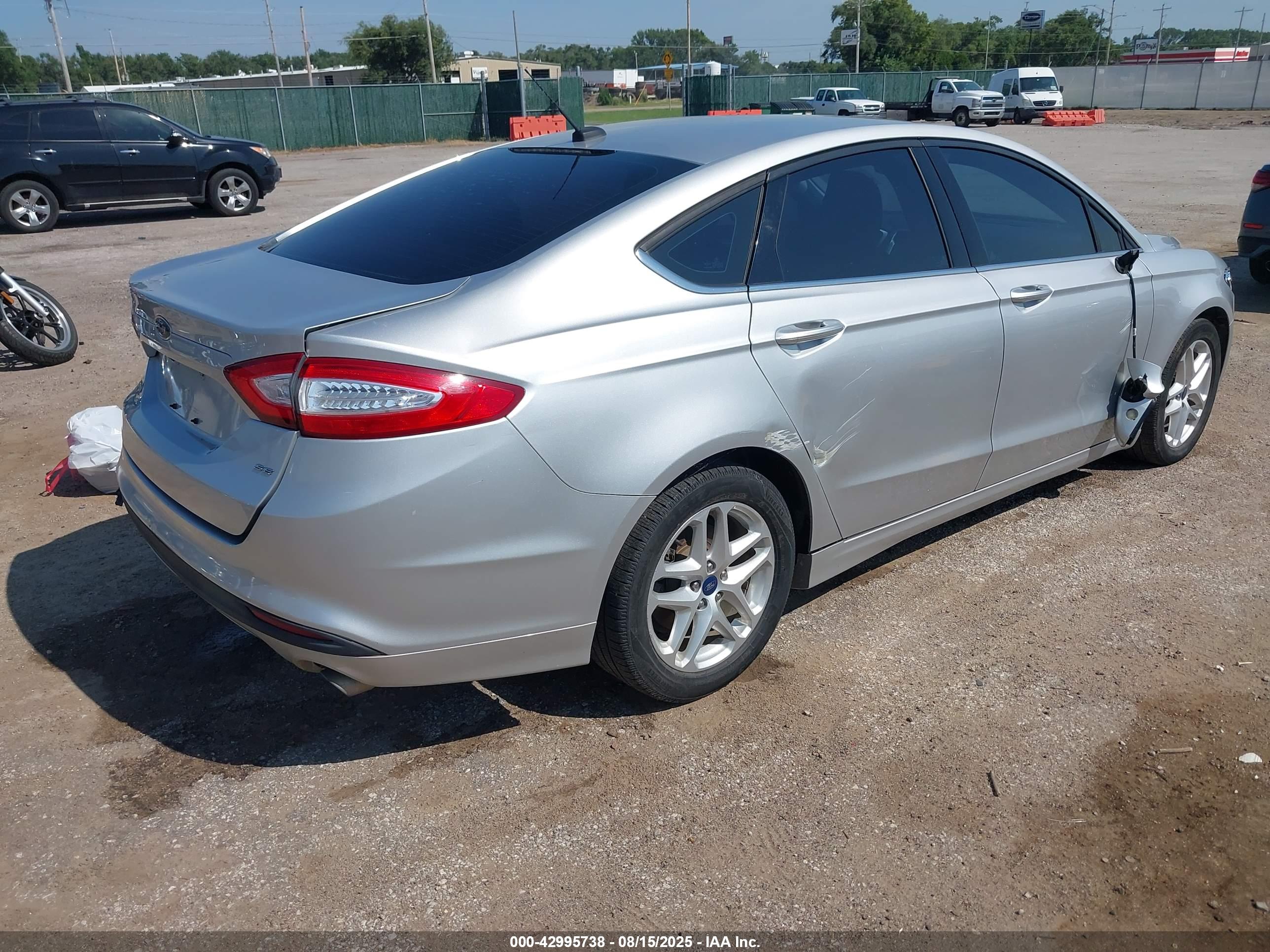 FORD FUSION image 4