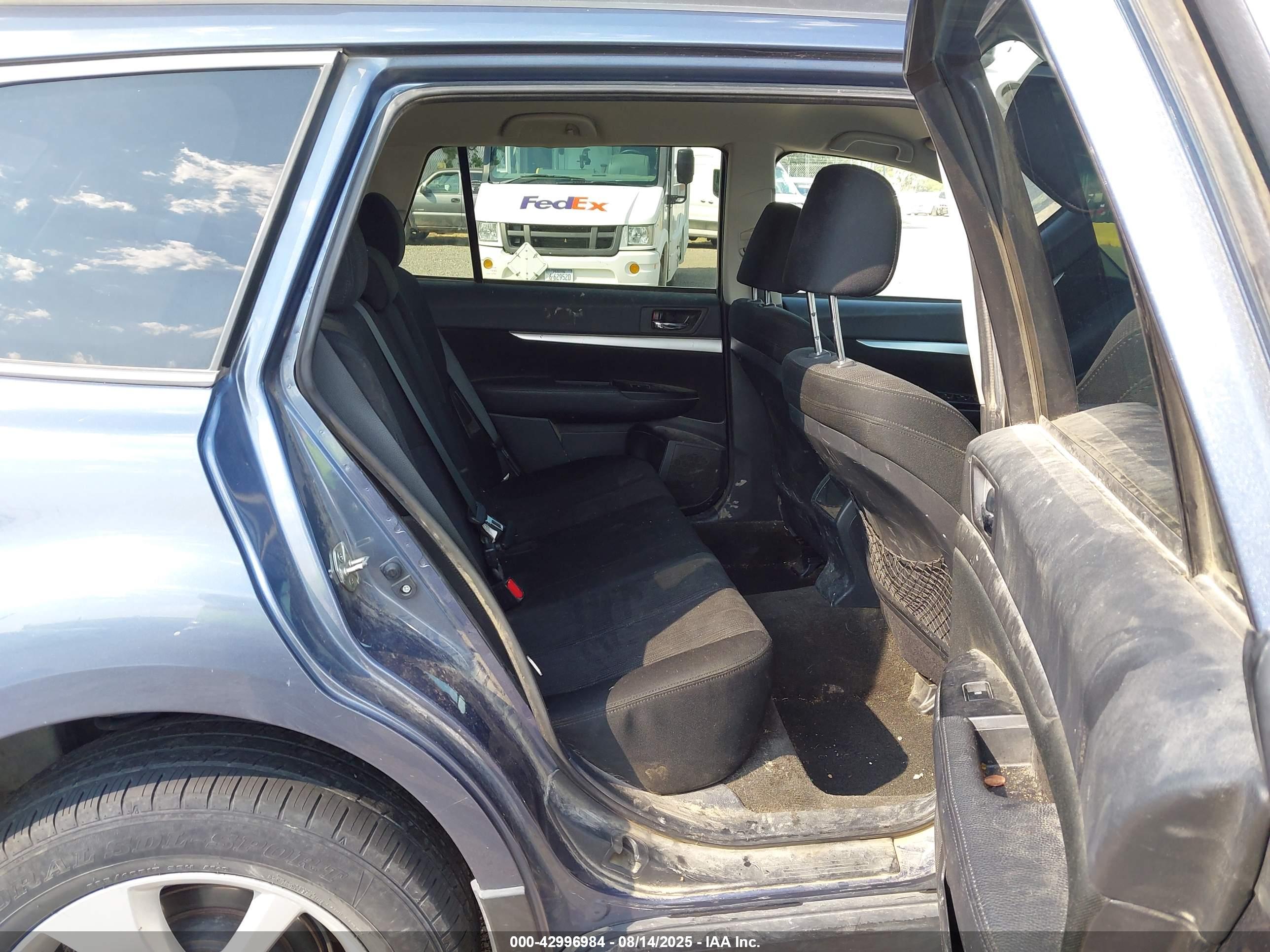 SUBARU OUTBACK image 8