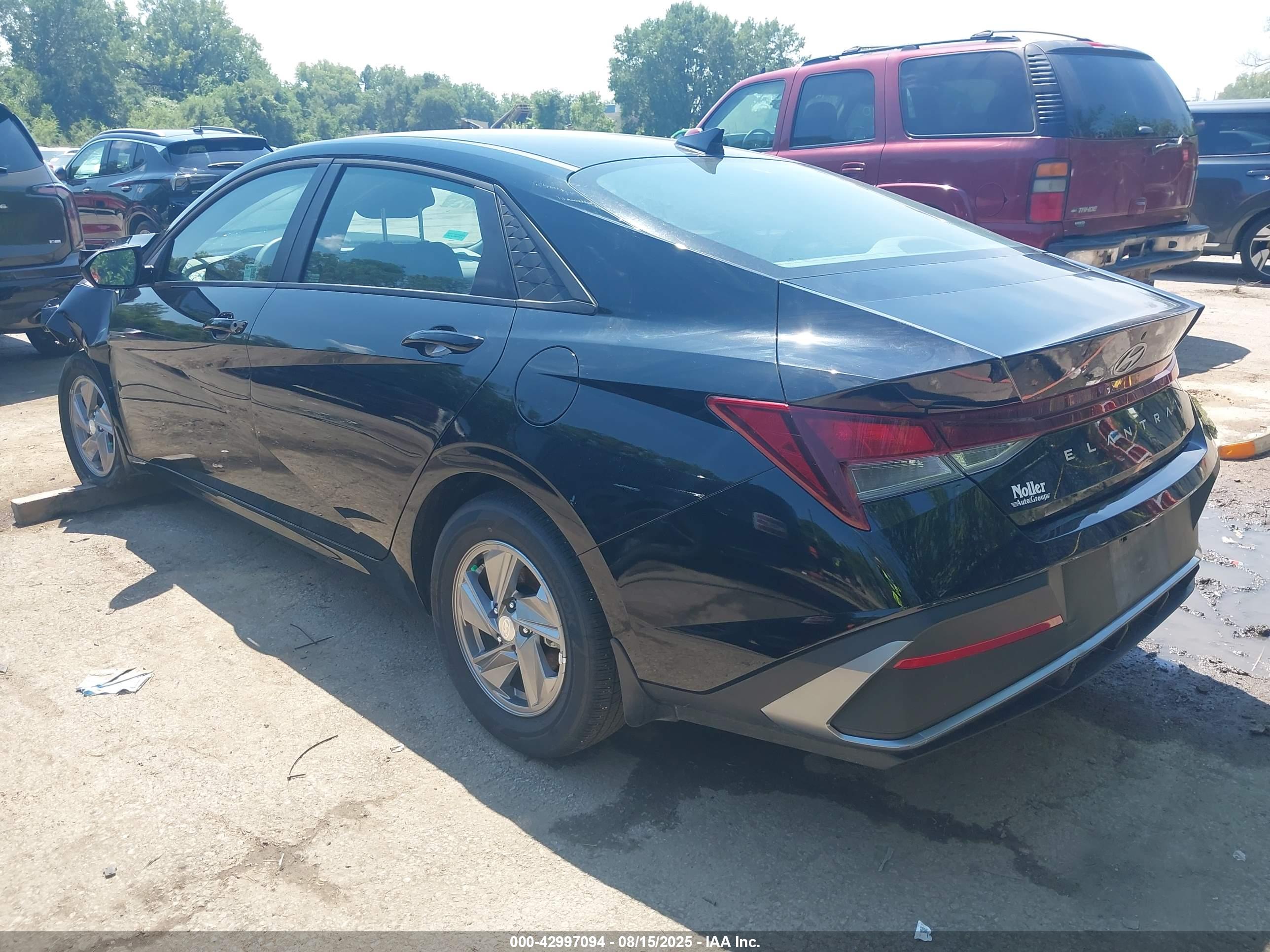 HYUNDAI ELANTRA image 3